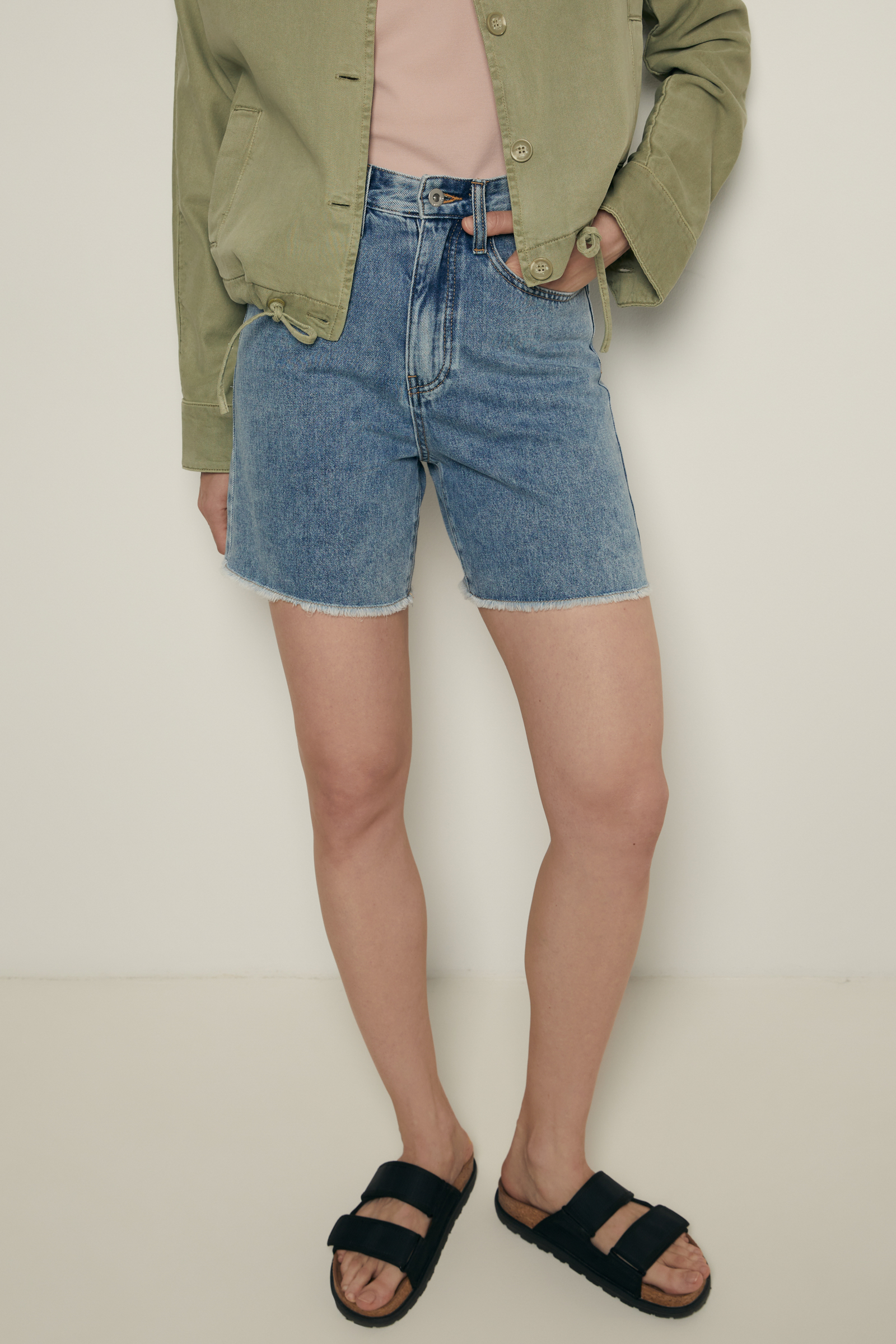 Джинсовые шорты с открытым срезом, 1261 light denim, Джинсовые шорты с открытым срезом
Джинсовые шорты с открытым срезом, 1261 light denim, Джинсовые шорты с открытым срезом
