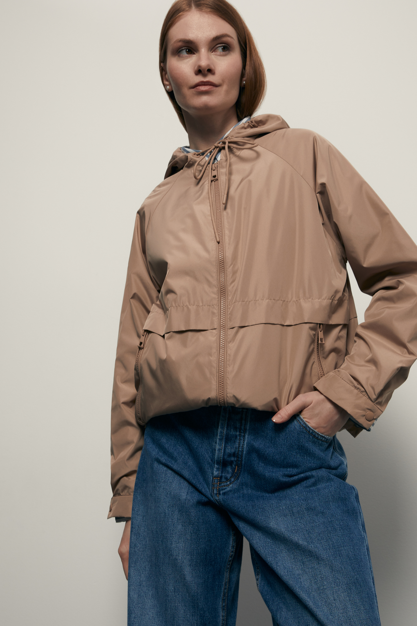 Ветровка с капюшоном на молнии 5243₽