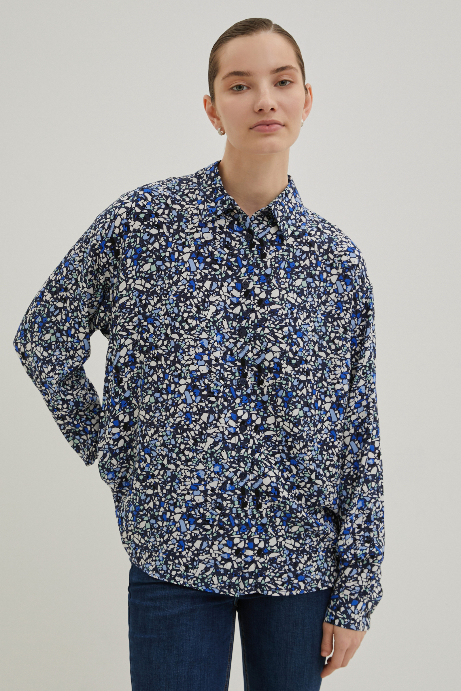 Блузка свободного кроя с отложным воротником