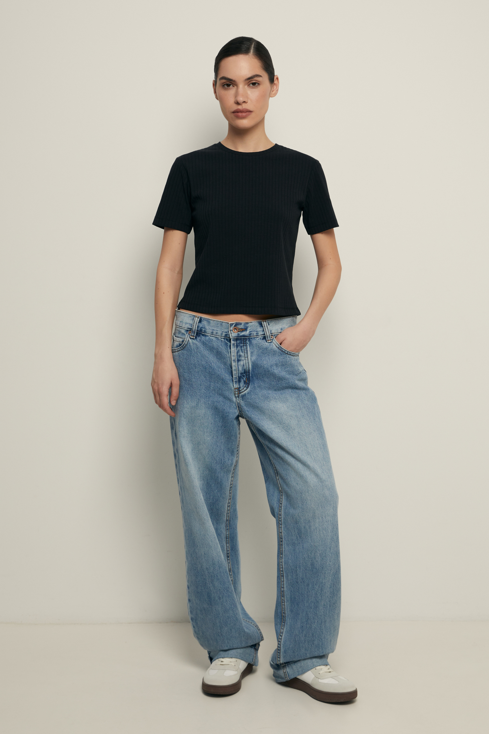 Приталенная футболка в рубчик