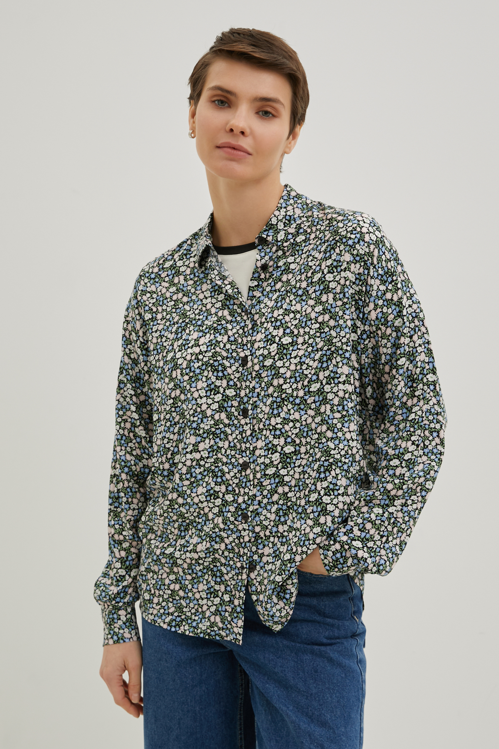 Блузка свободного кроя с отложным воротником