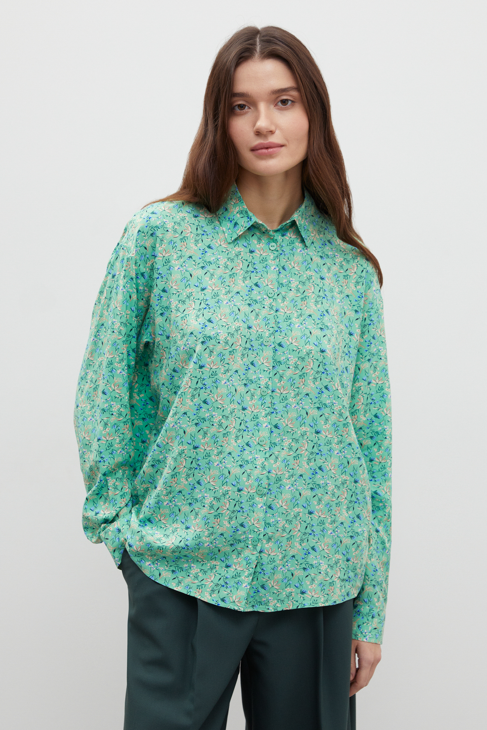 Блузка свободного кроя с отложным воротником