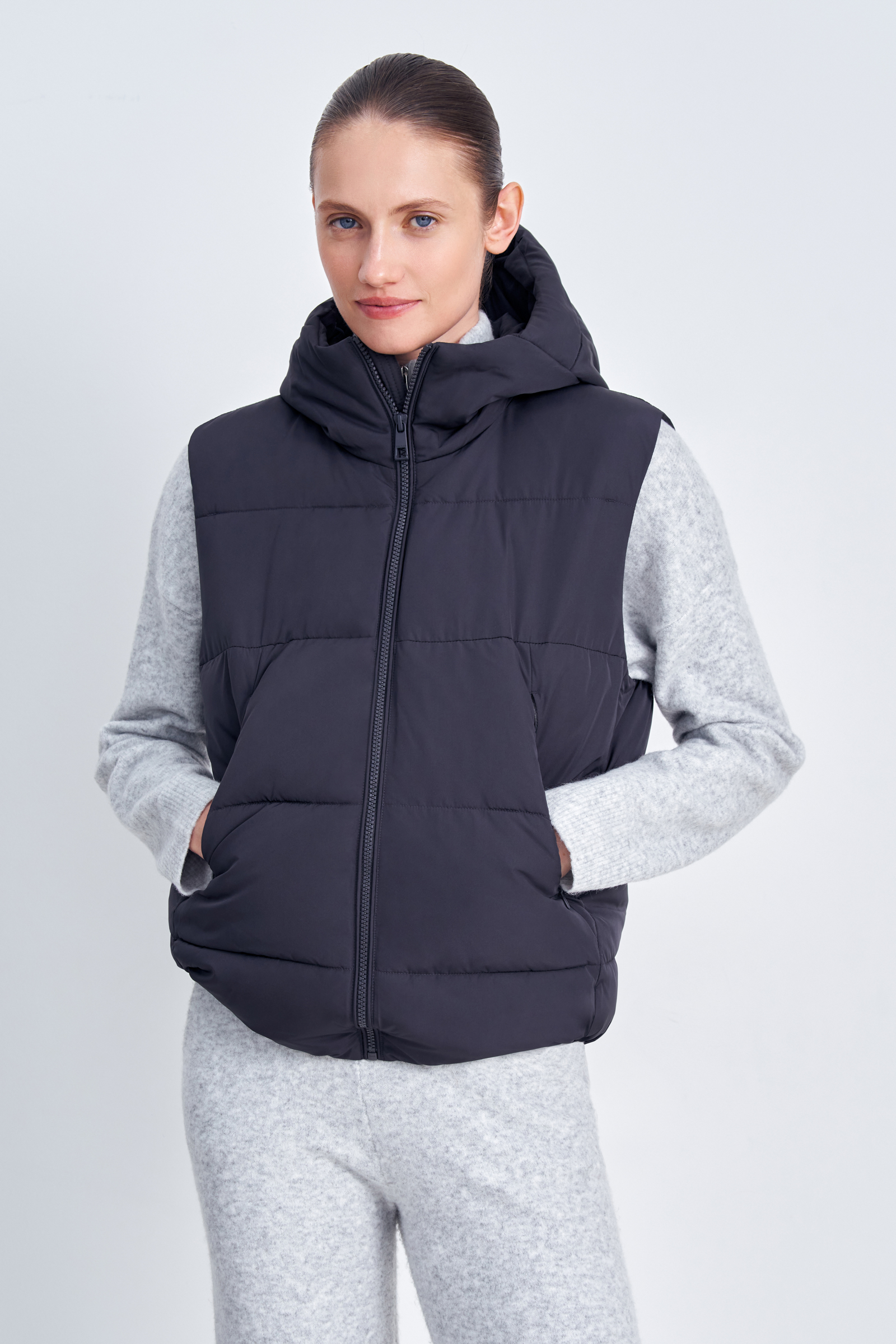 Утепленный жилет с капюшоном 5990₽