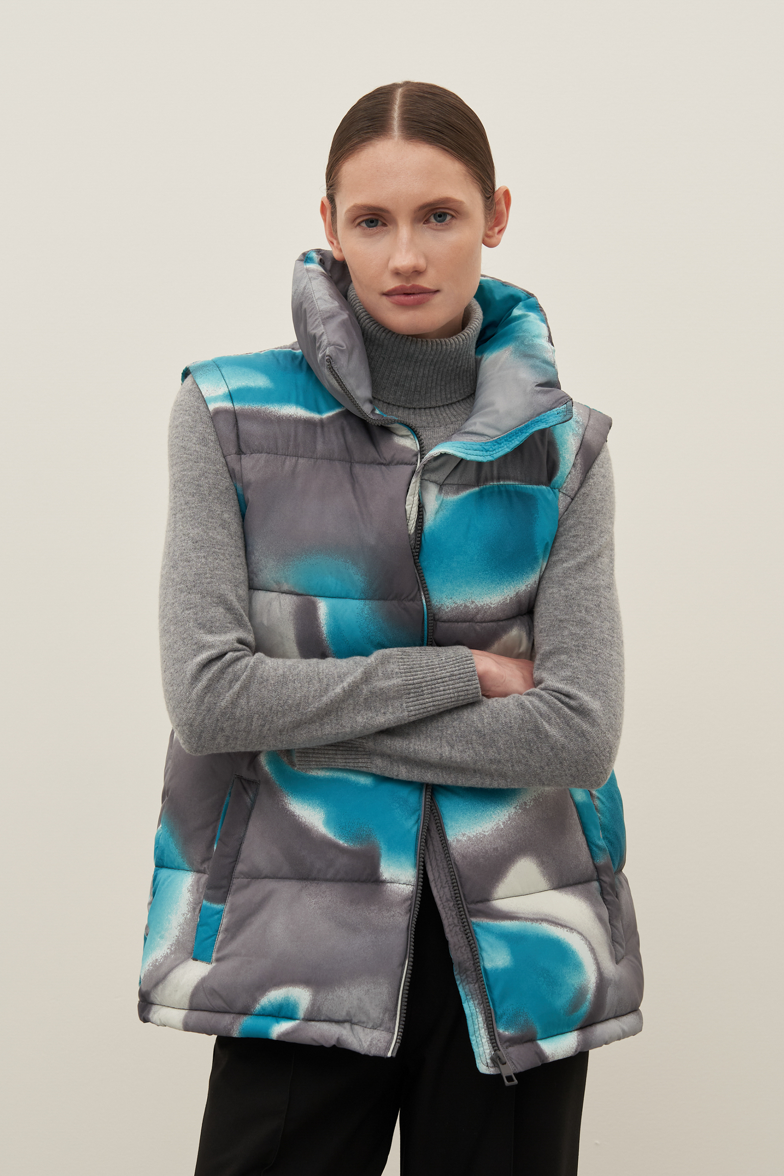 Жилет утепленный с воротником-стойкой 2990₽