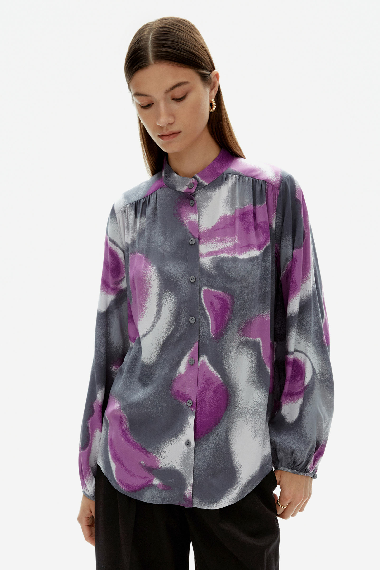 Блузка с воротником-стойкой