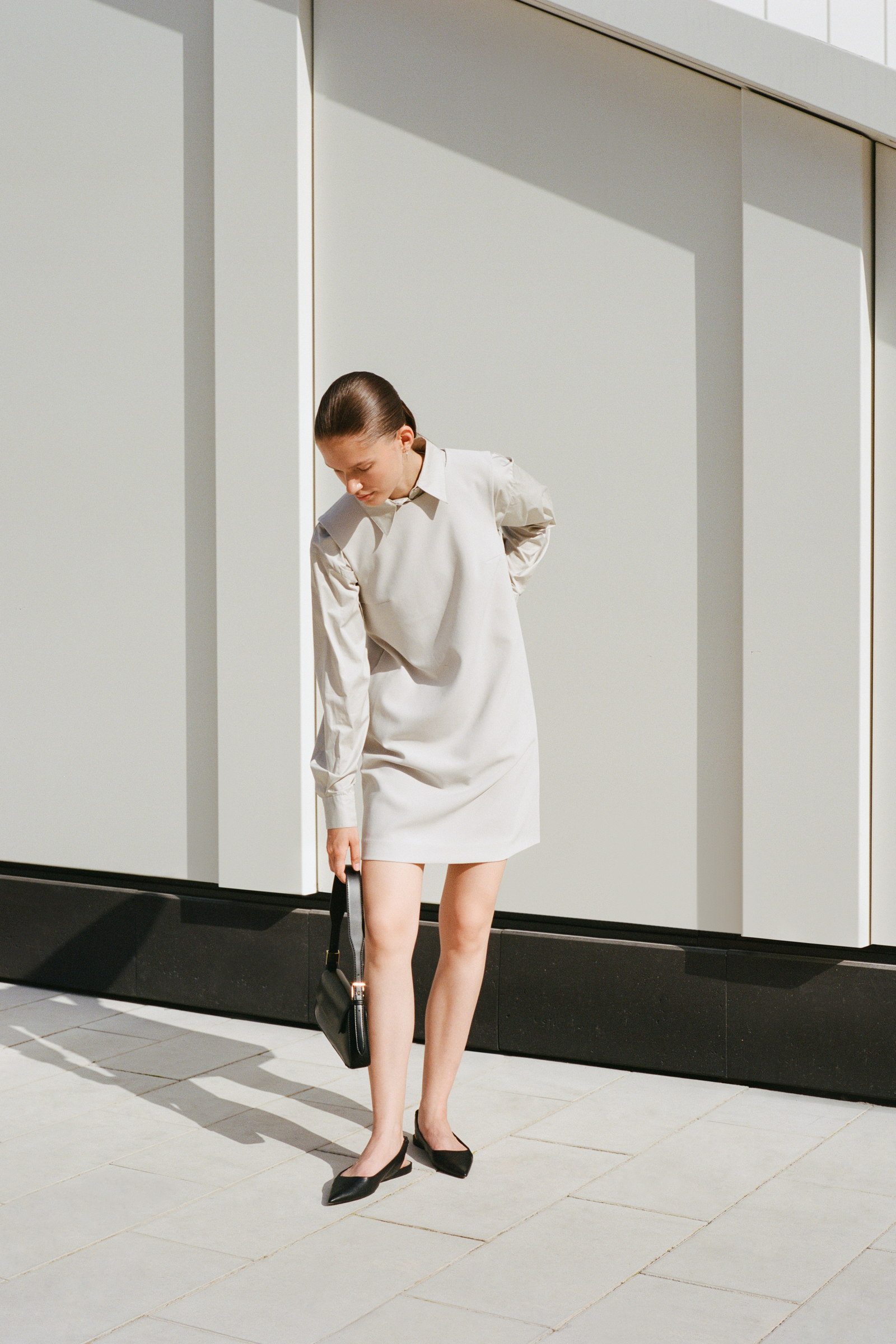 Платье прямого силуэта с округлым воротником