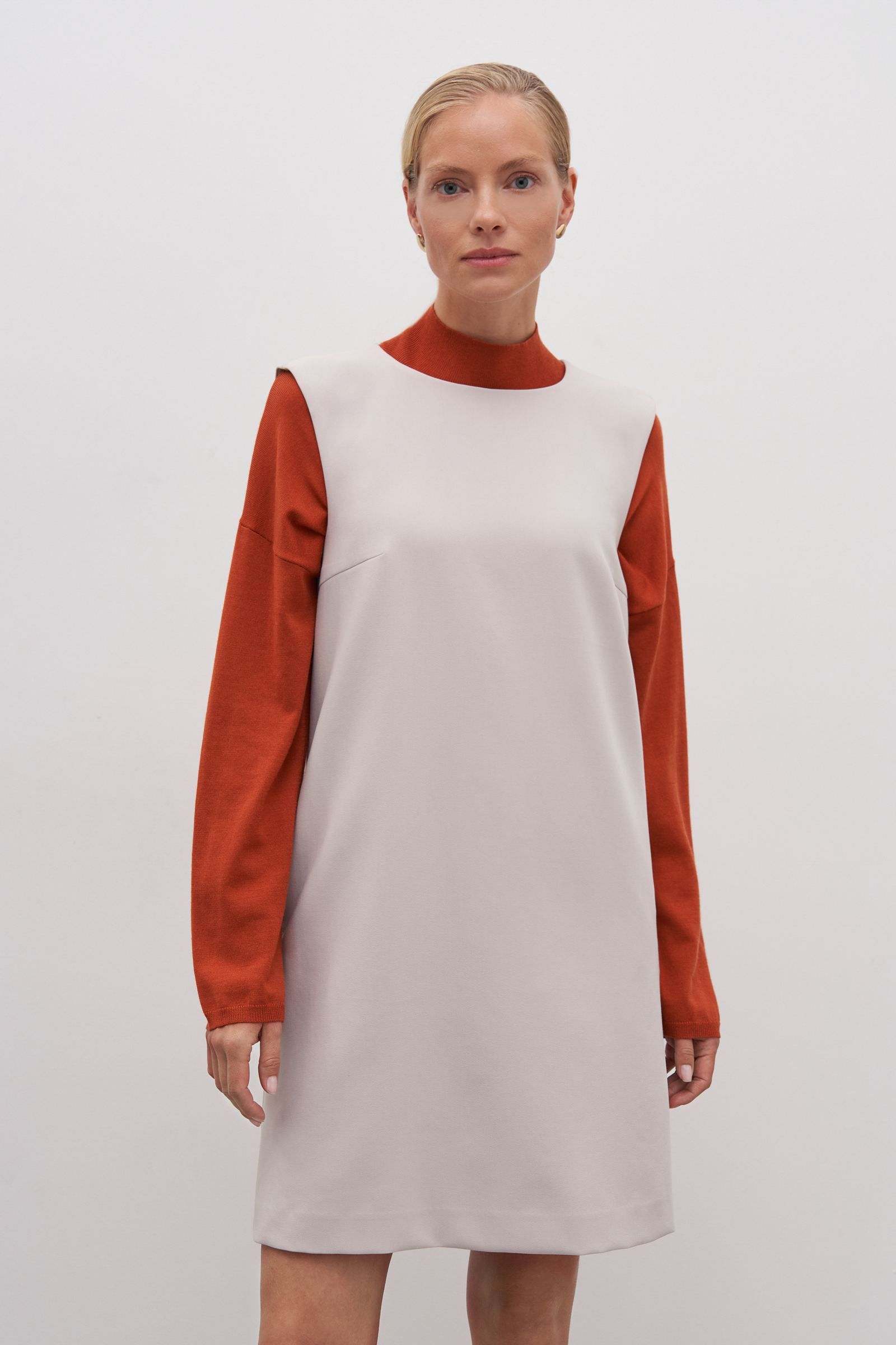 Платье прямого силуэта с округлым воротником