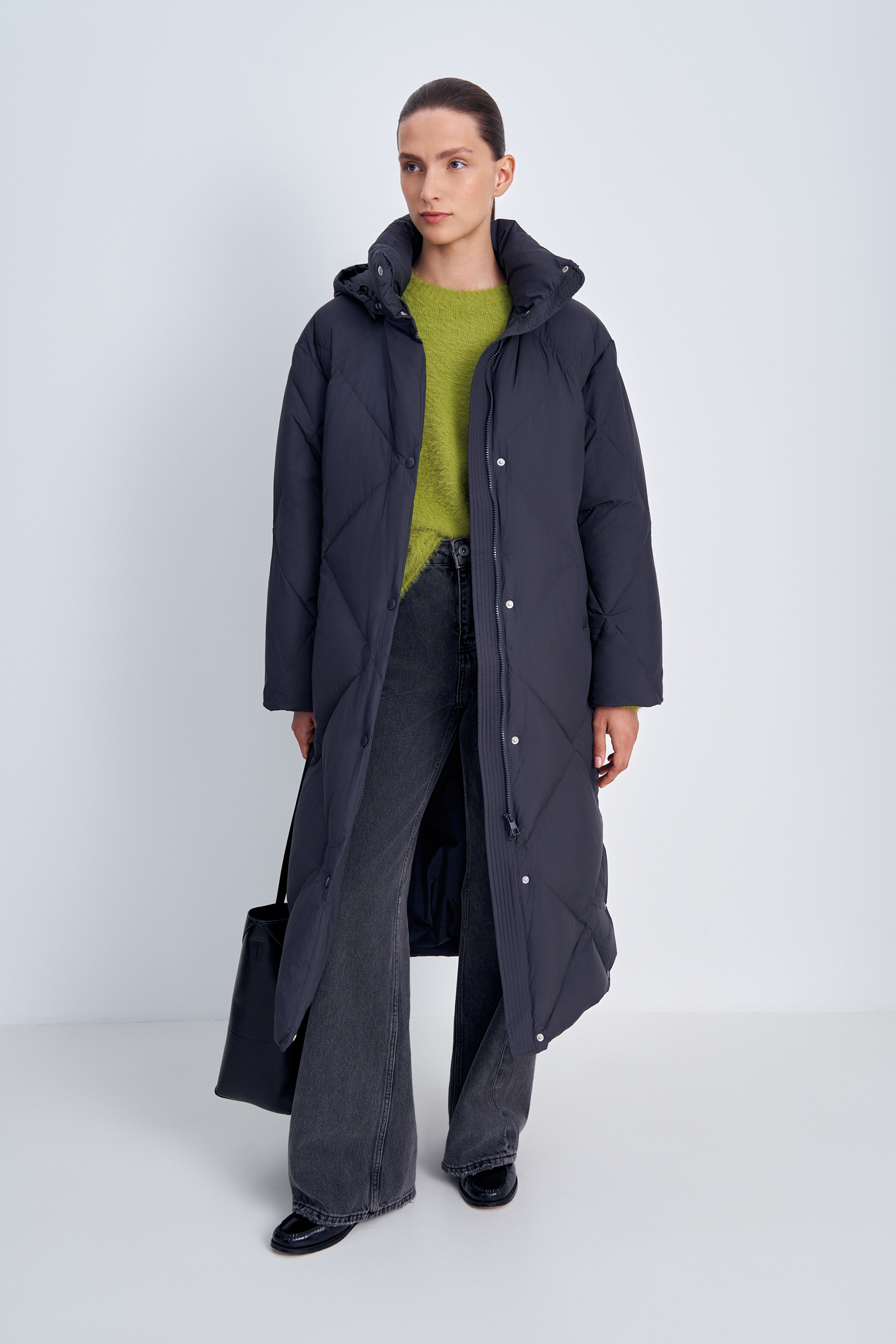 Пуховое пальто с воротником-стойкой и капюшоном