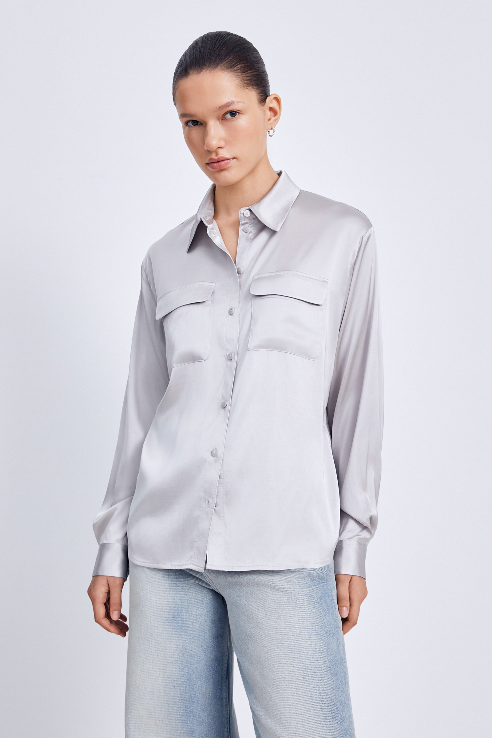 Атласная блуза с нагрудными карманами