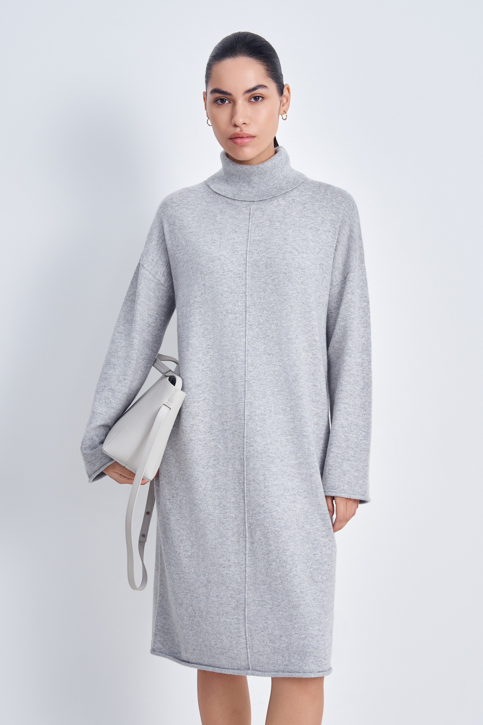 Вязаное платье свободного кроя с воротником-стойкой