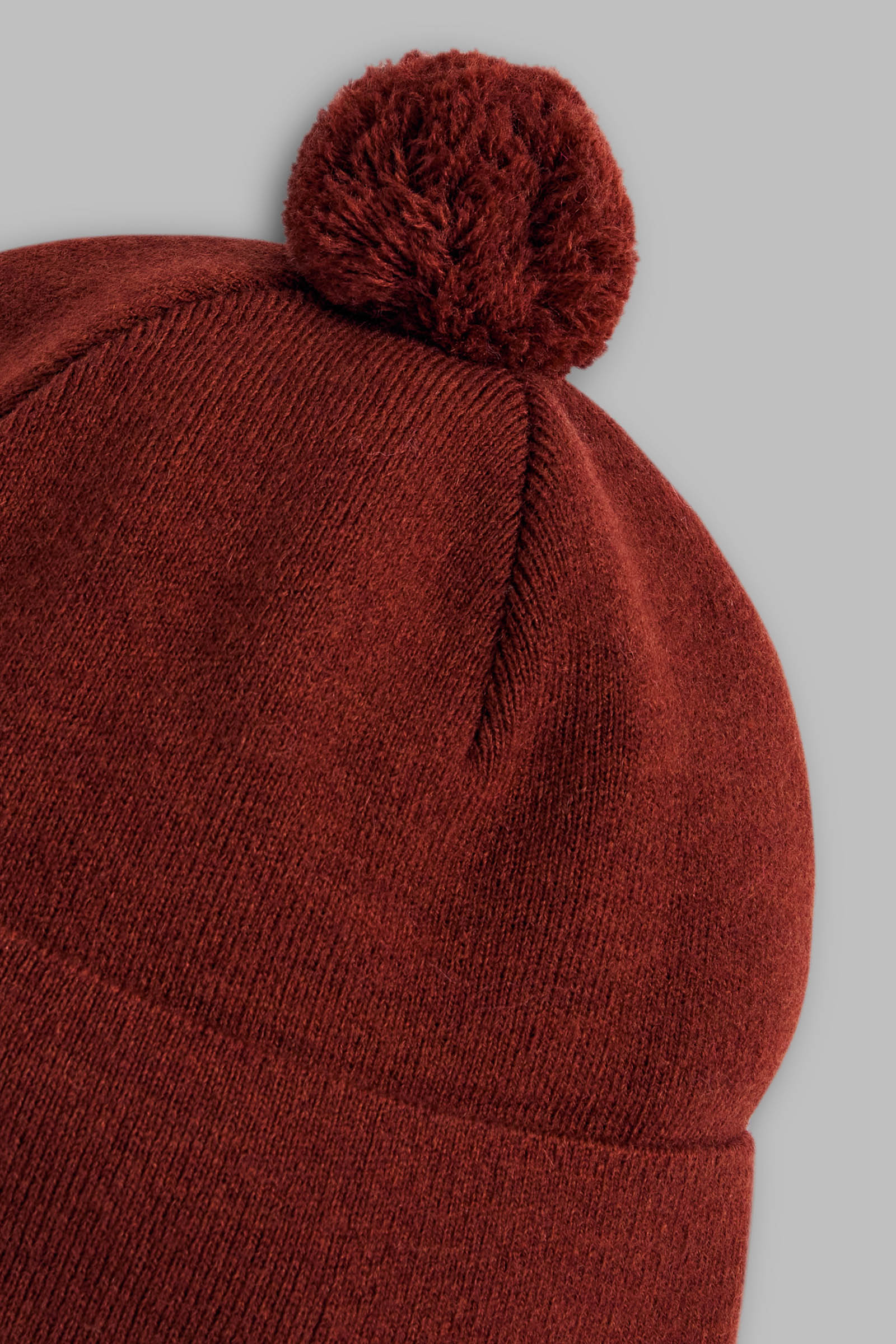 Вязаная шапка с помпоном