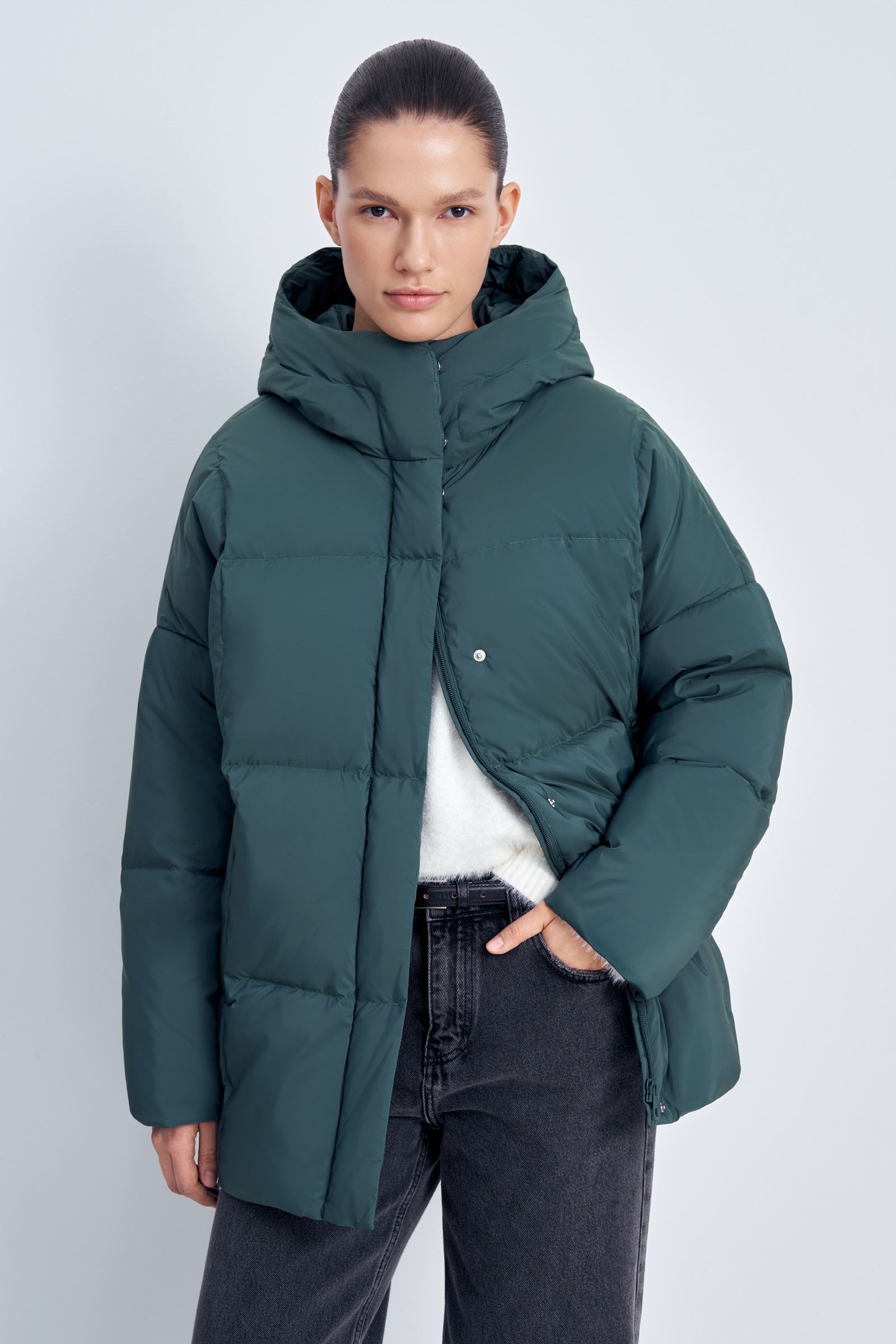 Пуховик с капюшоном и воротником-стойкой 15990₽