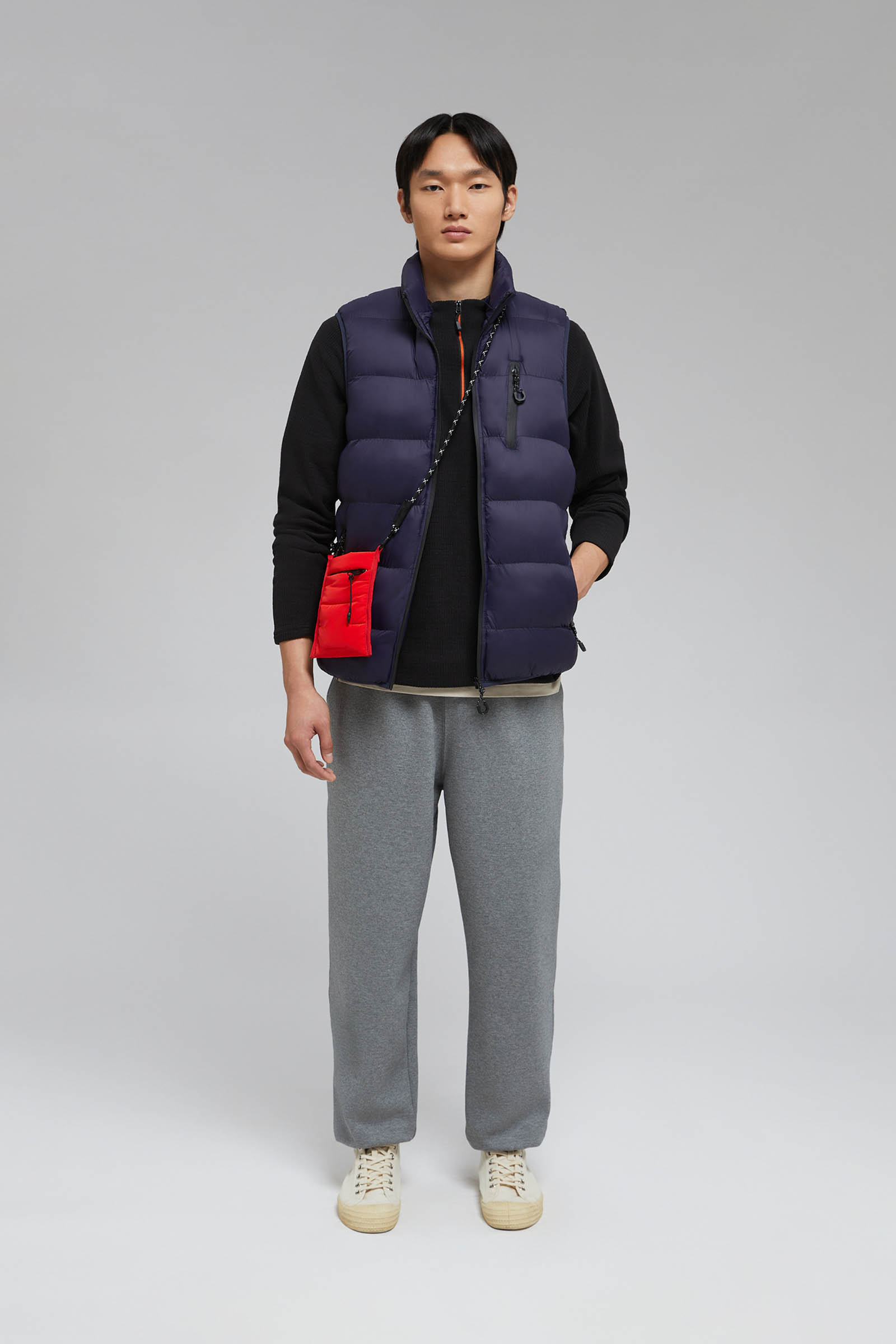 Утепленный жилет со съемным капюшоном 2990₽