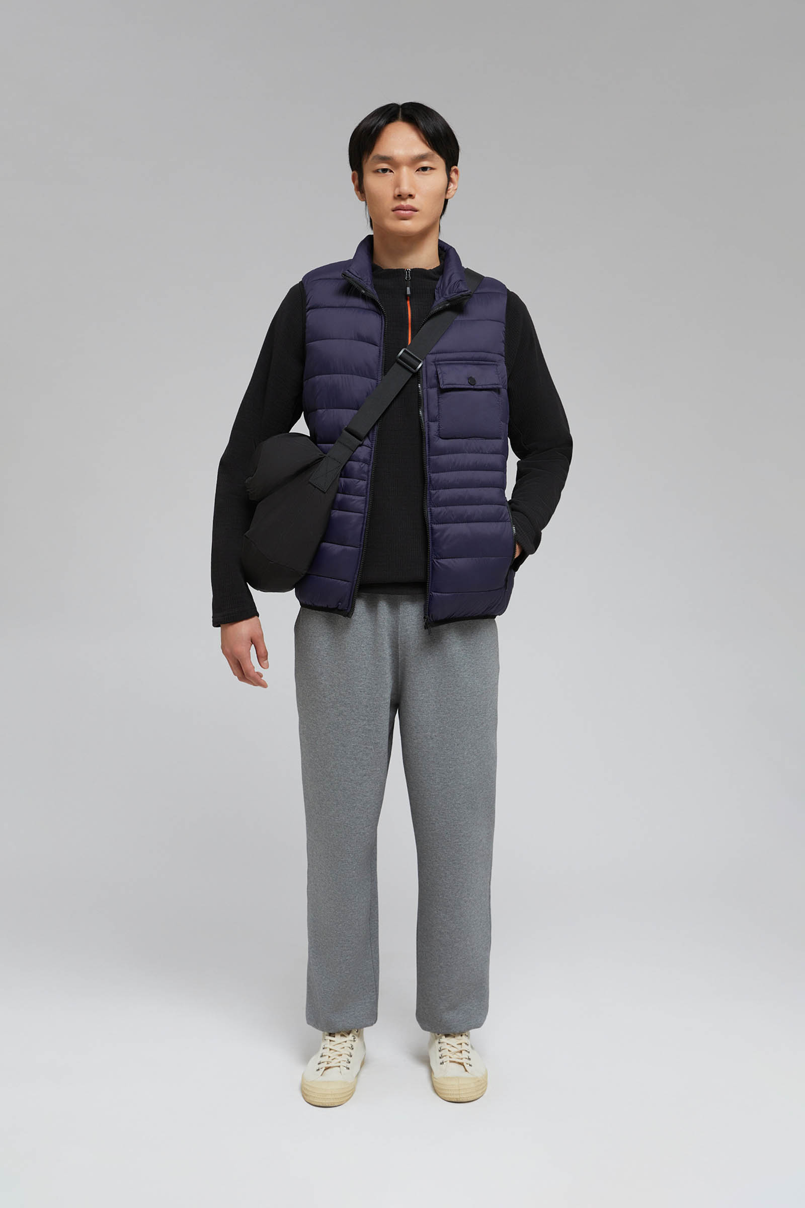 Утепленный жилет со съемным капюшоном 9999₽