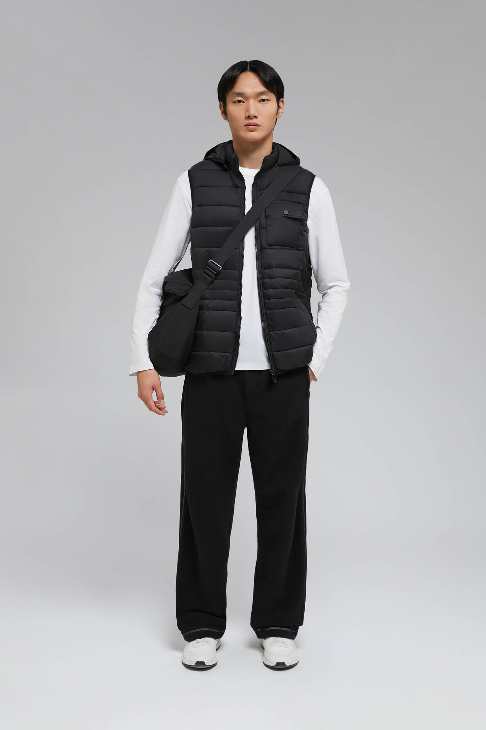 Утепленный жилет со съемным капюшоном 3990₽