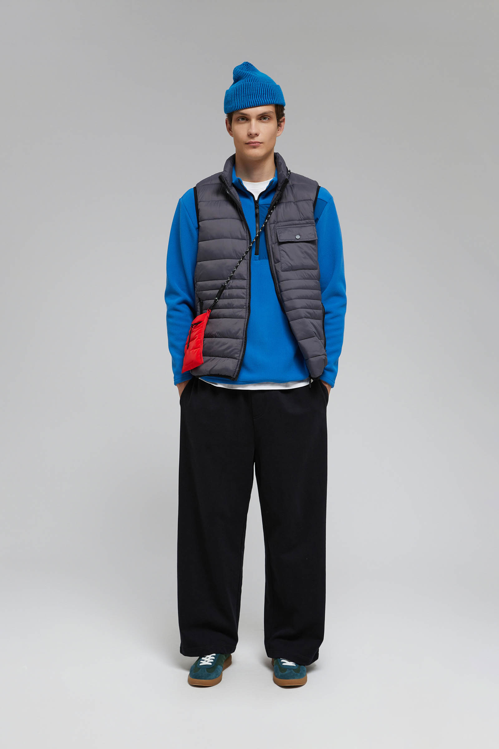 Утепленный жилет со съемным капюшоном 3990₽