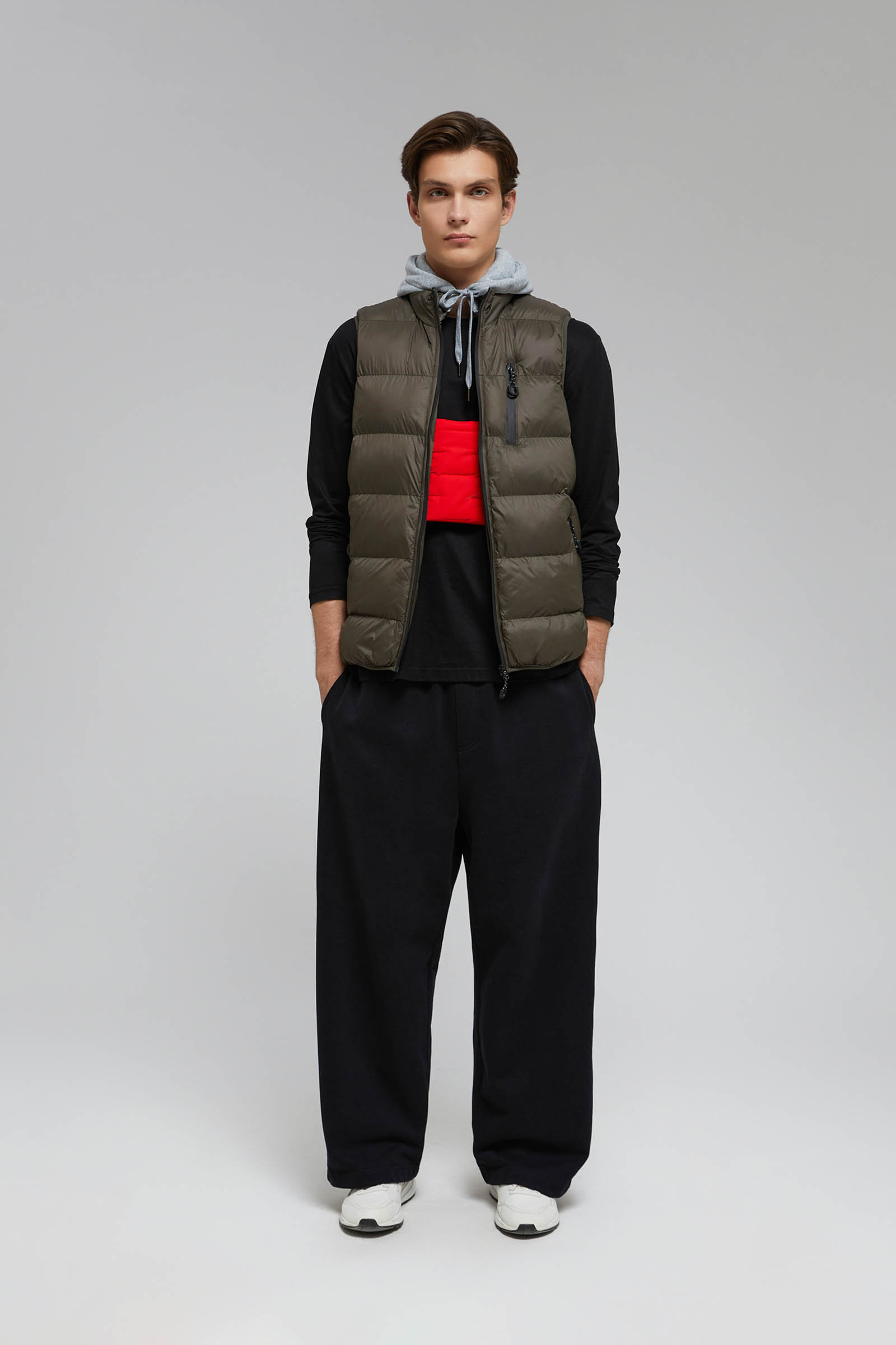 Утепленный жилет со съемным капюшоном 4893₽