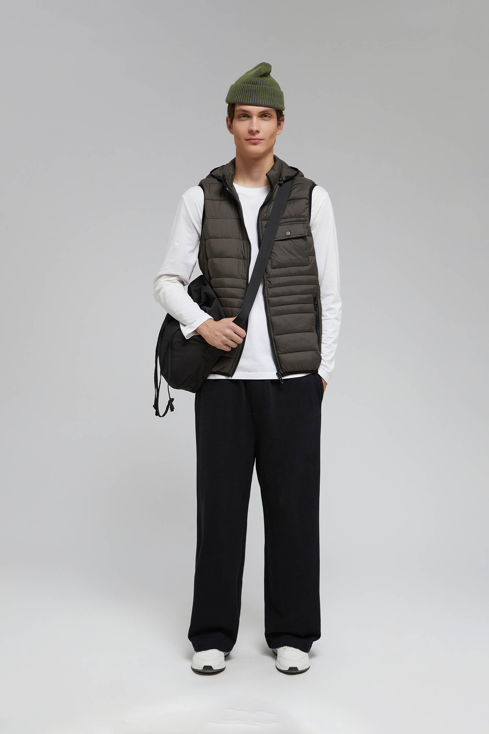 Утепленный жилет со съемным капюшоном 3990₽