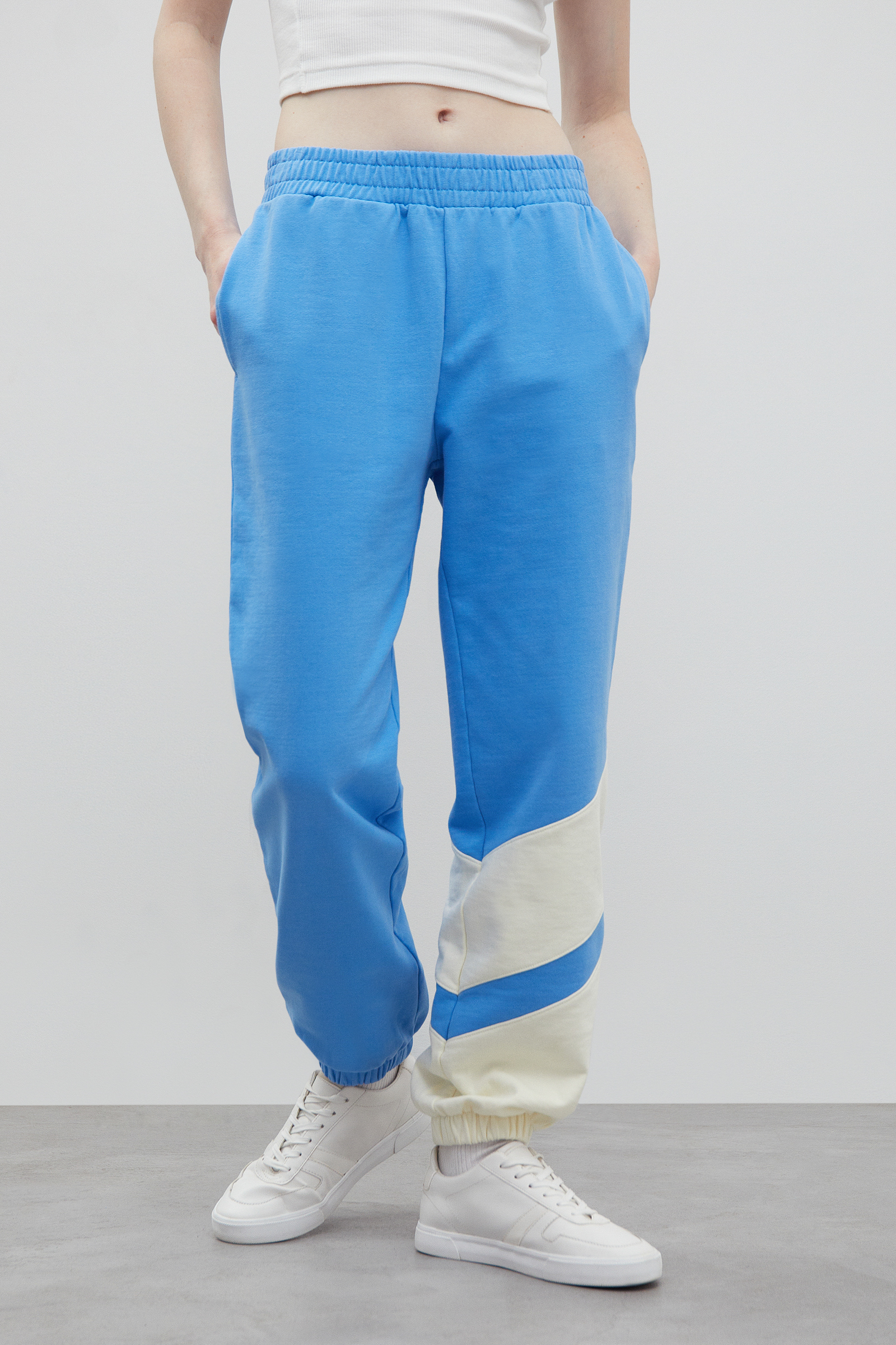 Спортивные брюки с контрастной отделкой