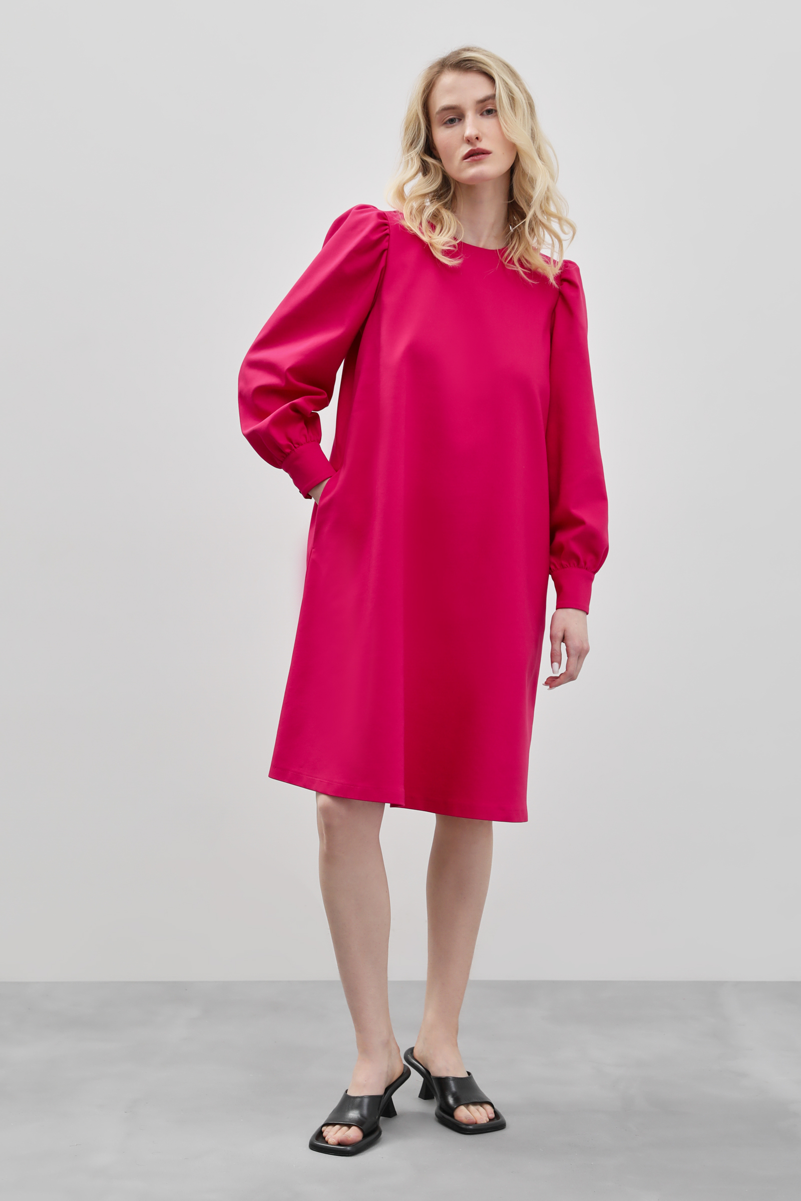 Платье с объемными рукавами