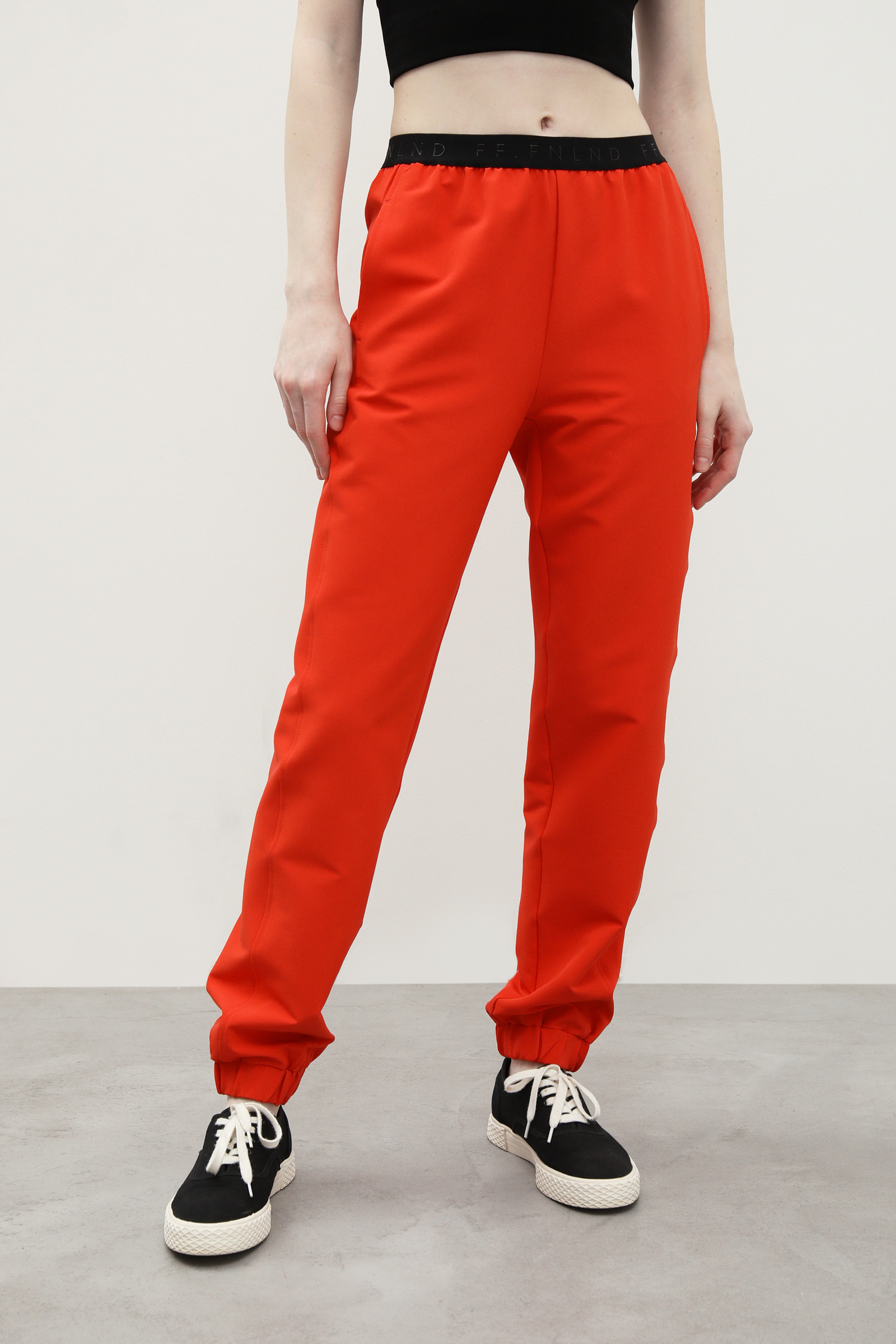 Спортивные брюки зауженного кроя на эластичной резинке