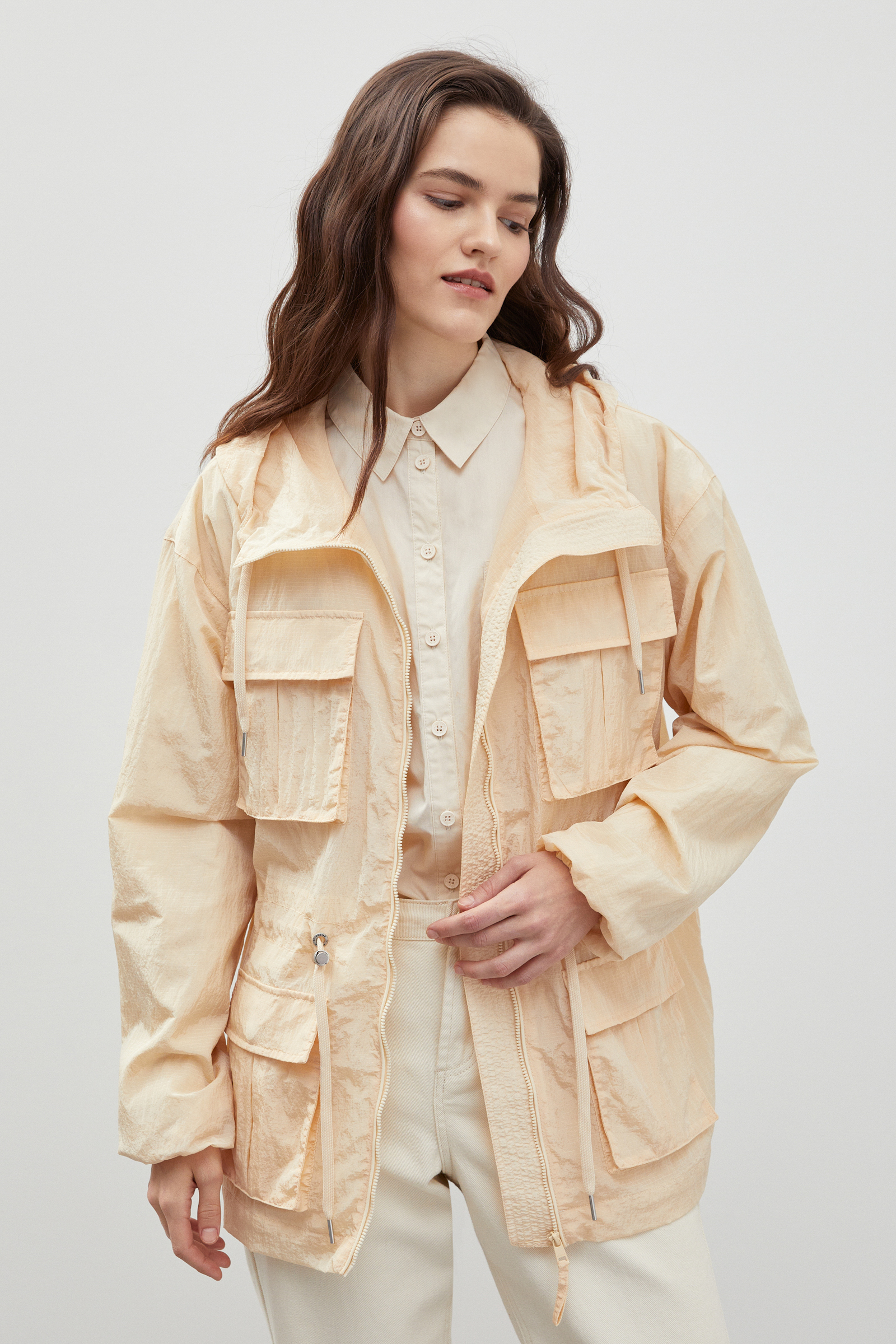 Ветровка oversize силуэта с капюшоном 3192₽