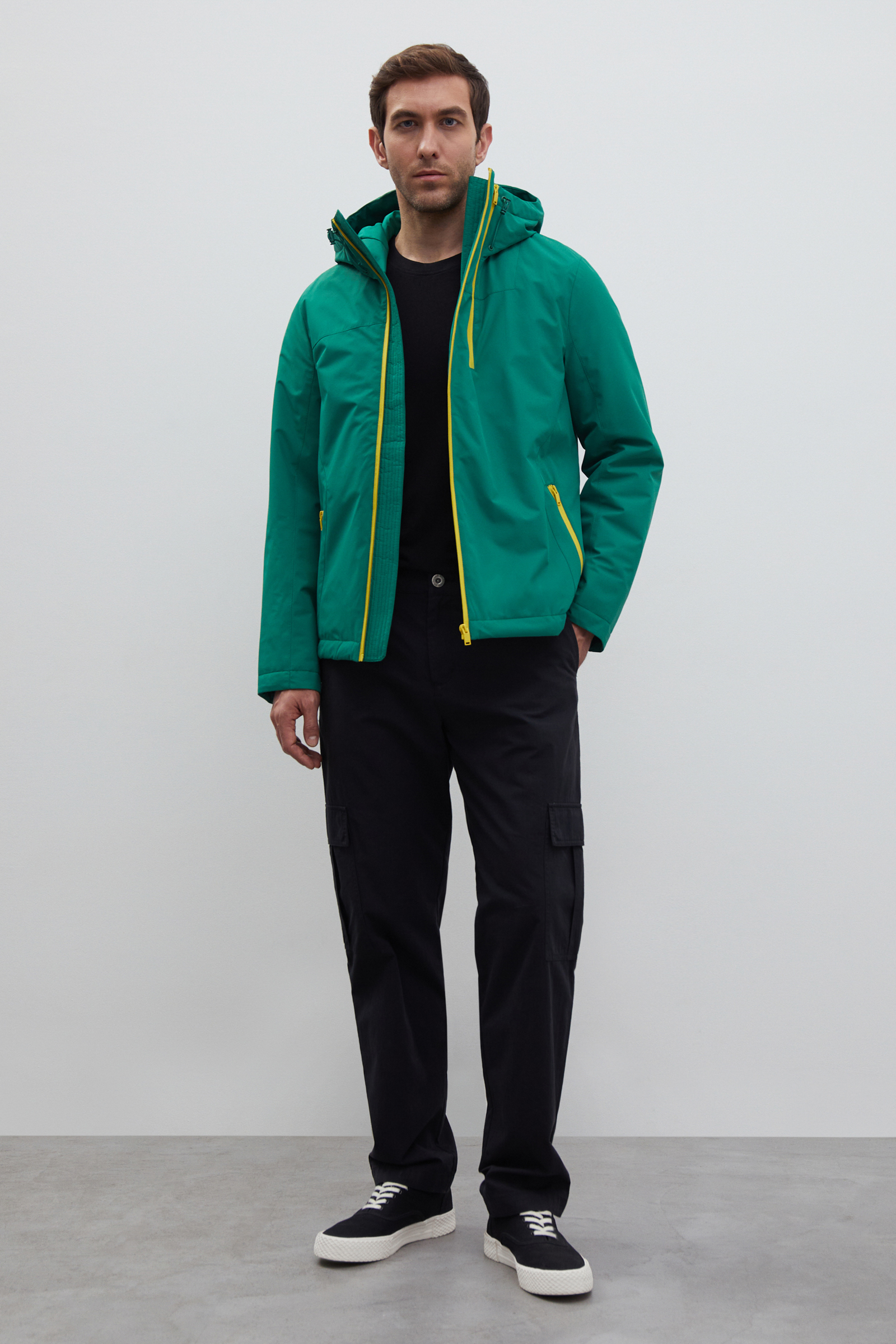 Утепленная куртка с капюшоном и контрастными деталями цена и фото