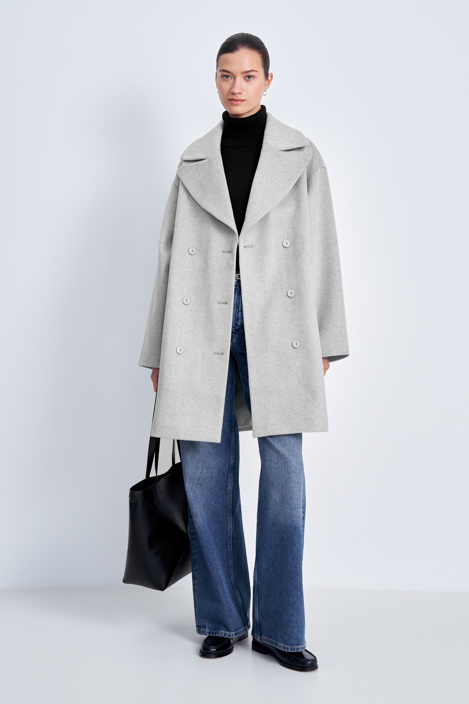 Полупальто прямого силуэта с V-образным вырезом