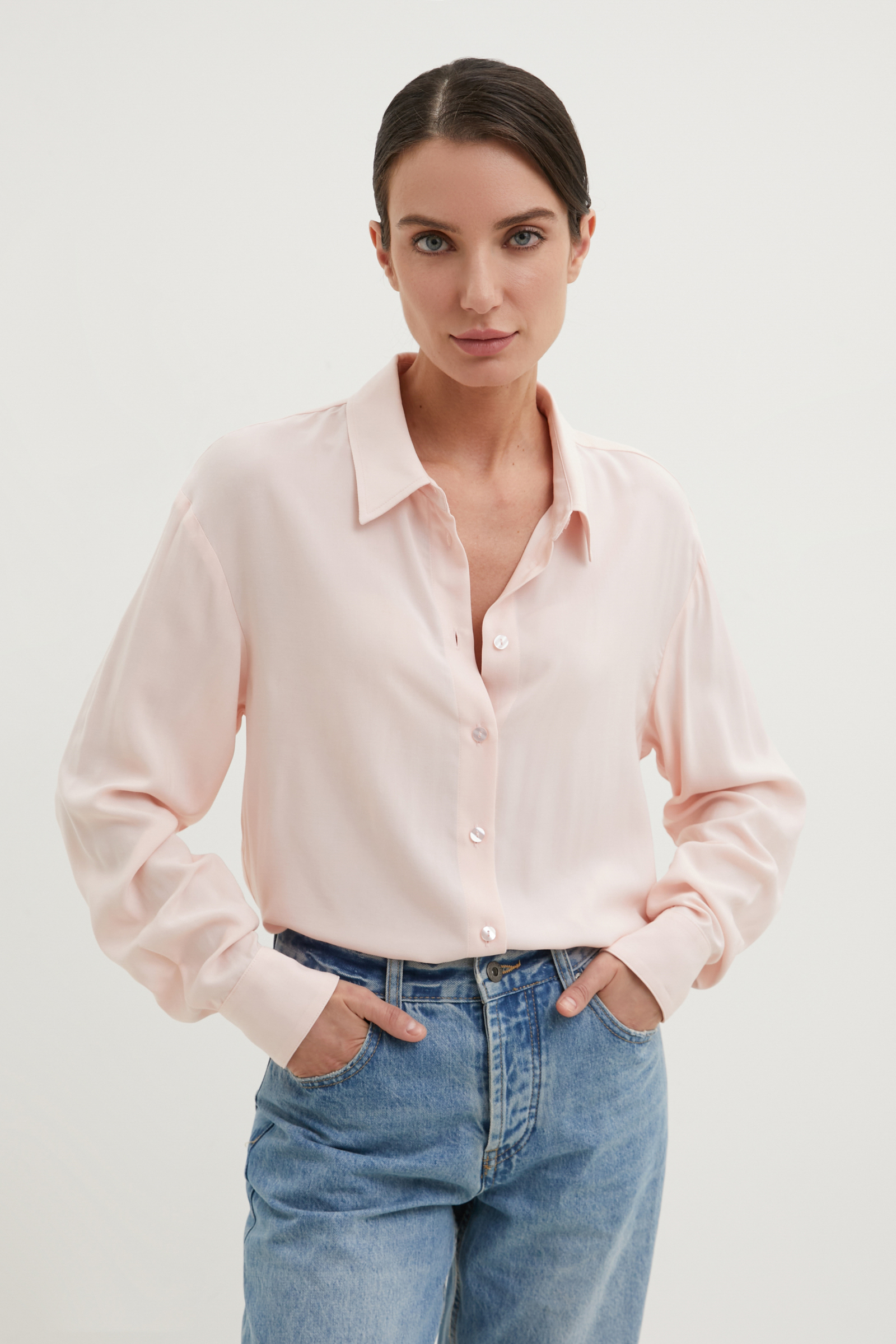 Блузка свободного силуэта с отложным воротником