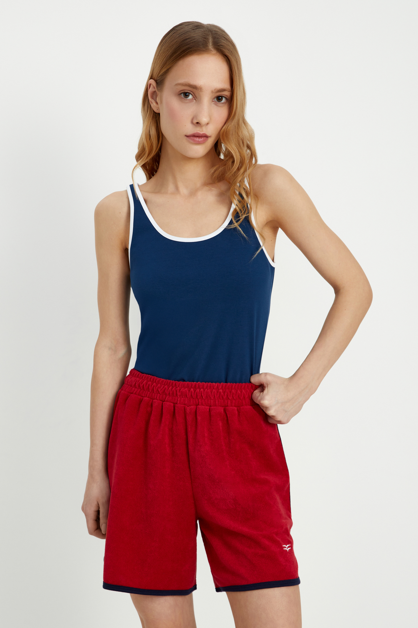 Майка с контрастной отделкой из капсулы ретро 1490₽