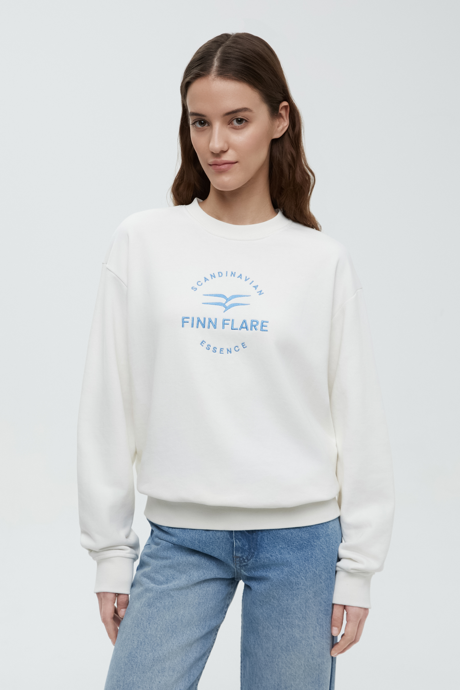 Оверсайз толстовка со спущенным плечом 2990₽