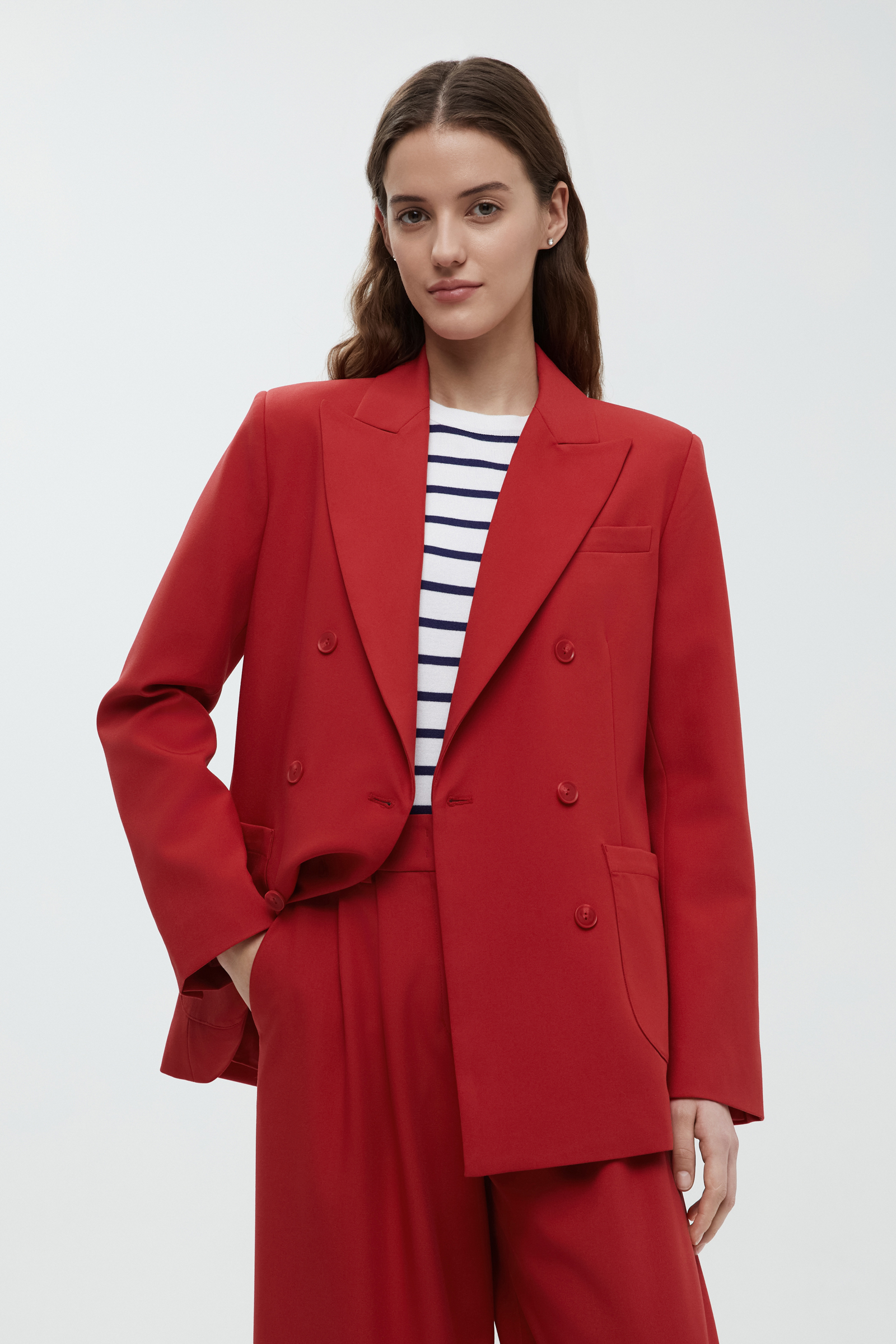 Двубортный жакет с накладными карманами