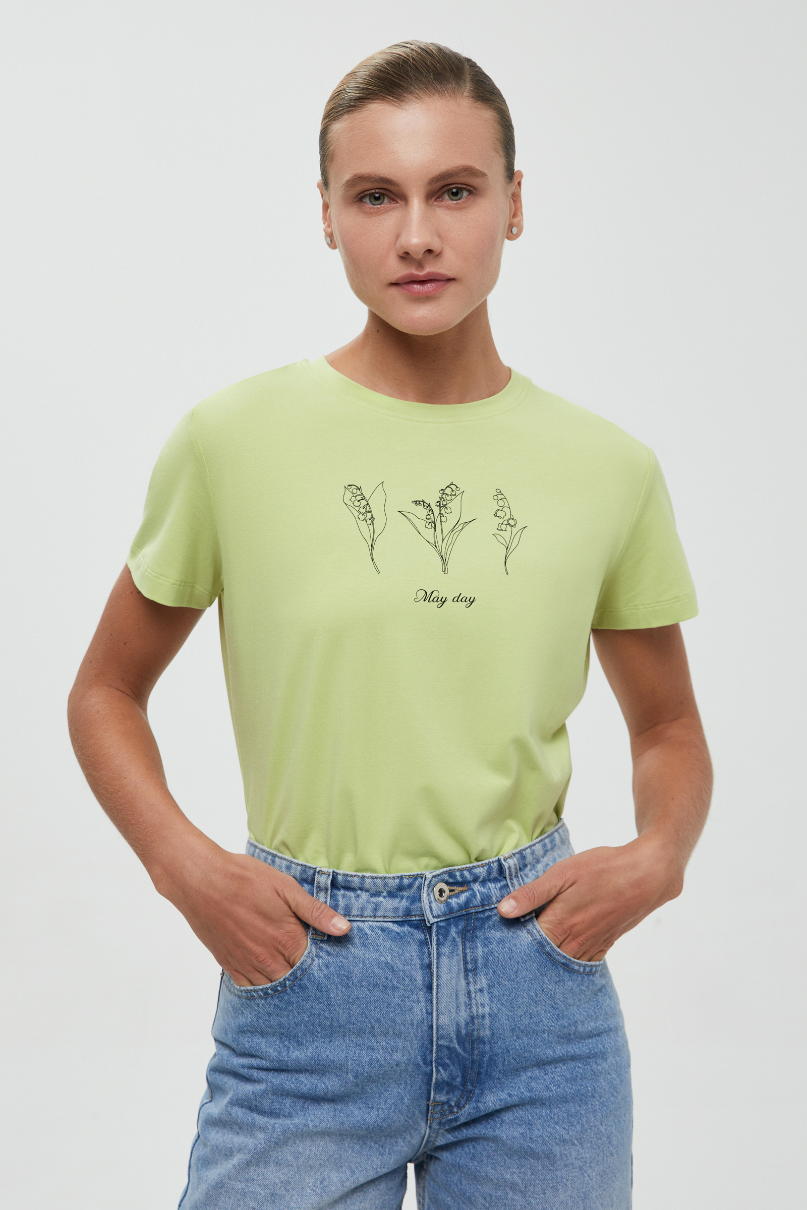 Базовая футболка приталенного силуэта 990₽