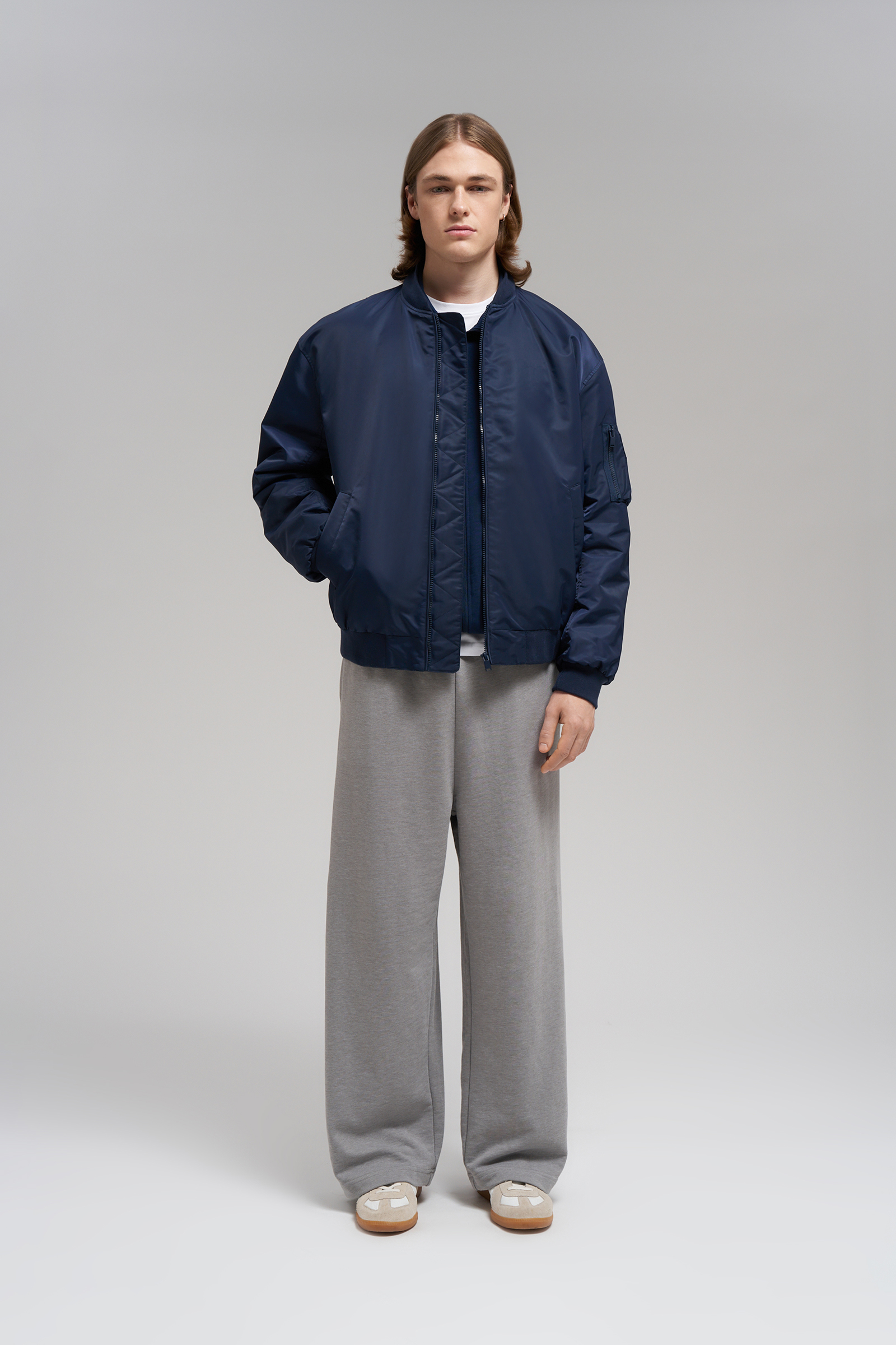 Утепленный бомбер с капюшоном и водоотталкивающей пропиткой 19999₽