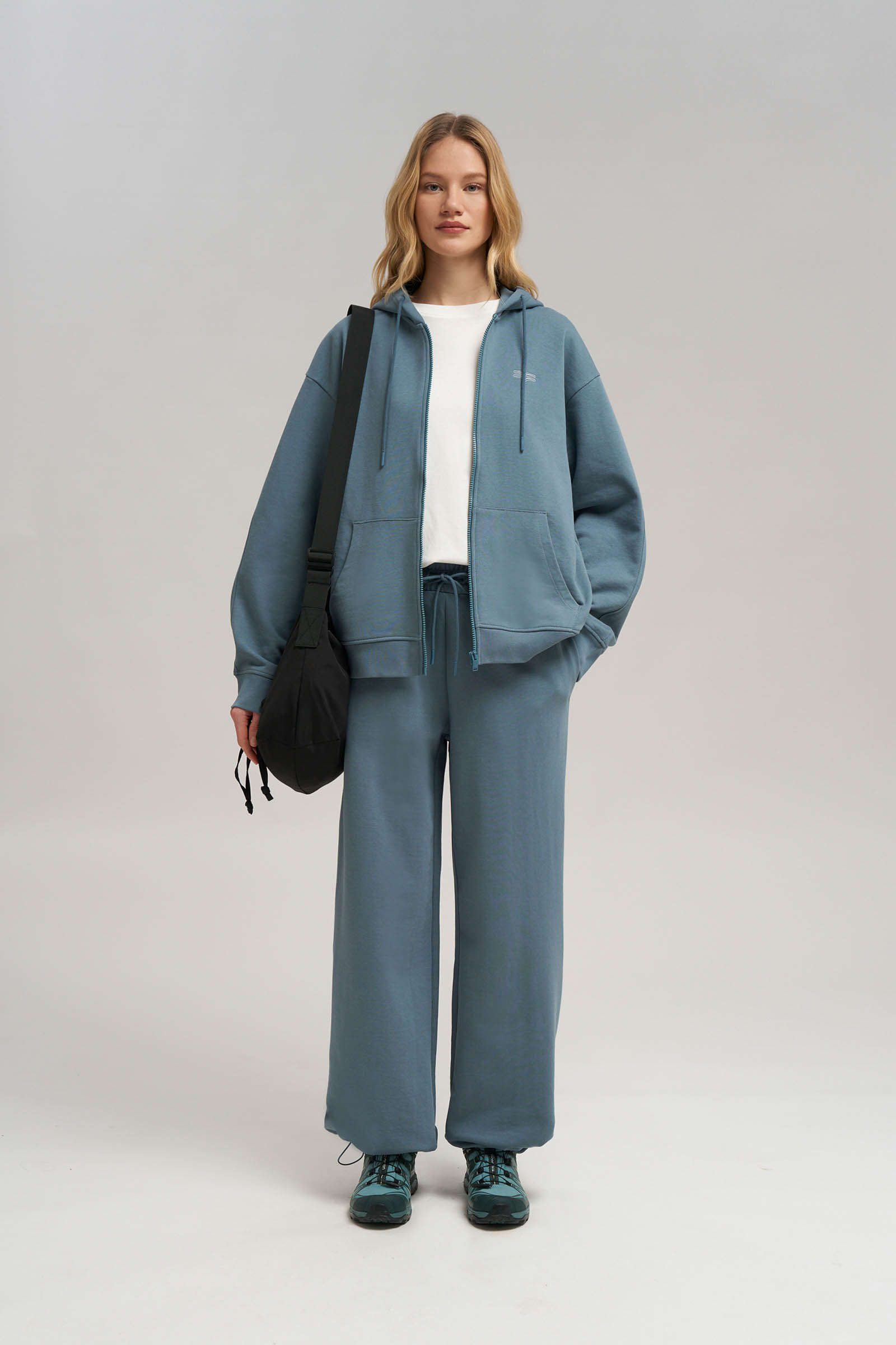 Трикотажные брюки объемного кроя из футера 5999₽