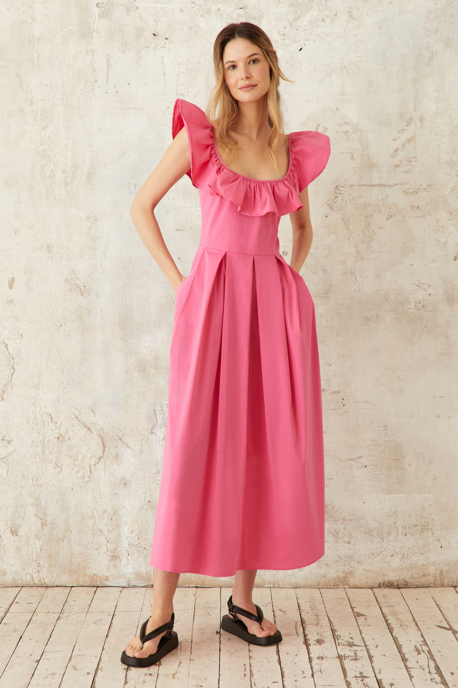 Приталенный сарафан с воланами