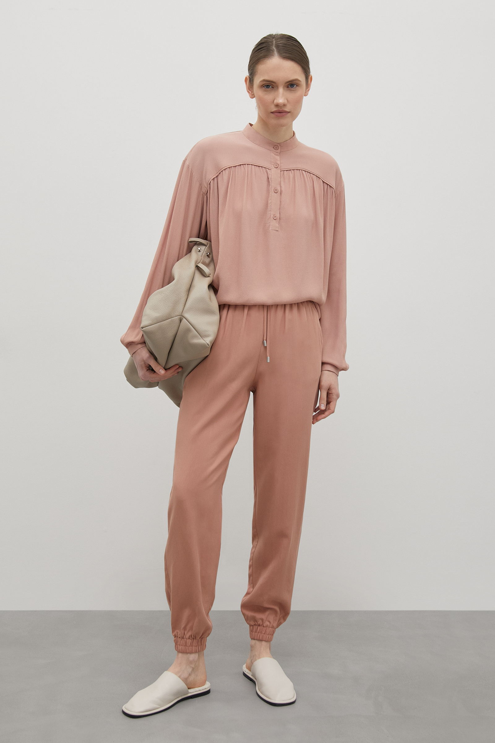 Укороченные брюки свободного силуэта