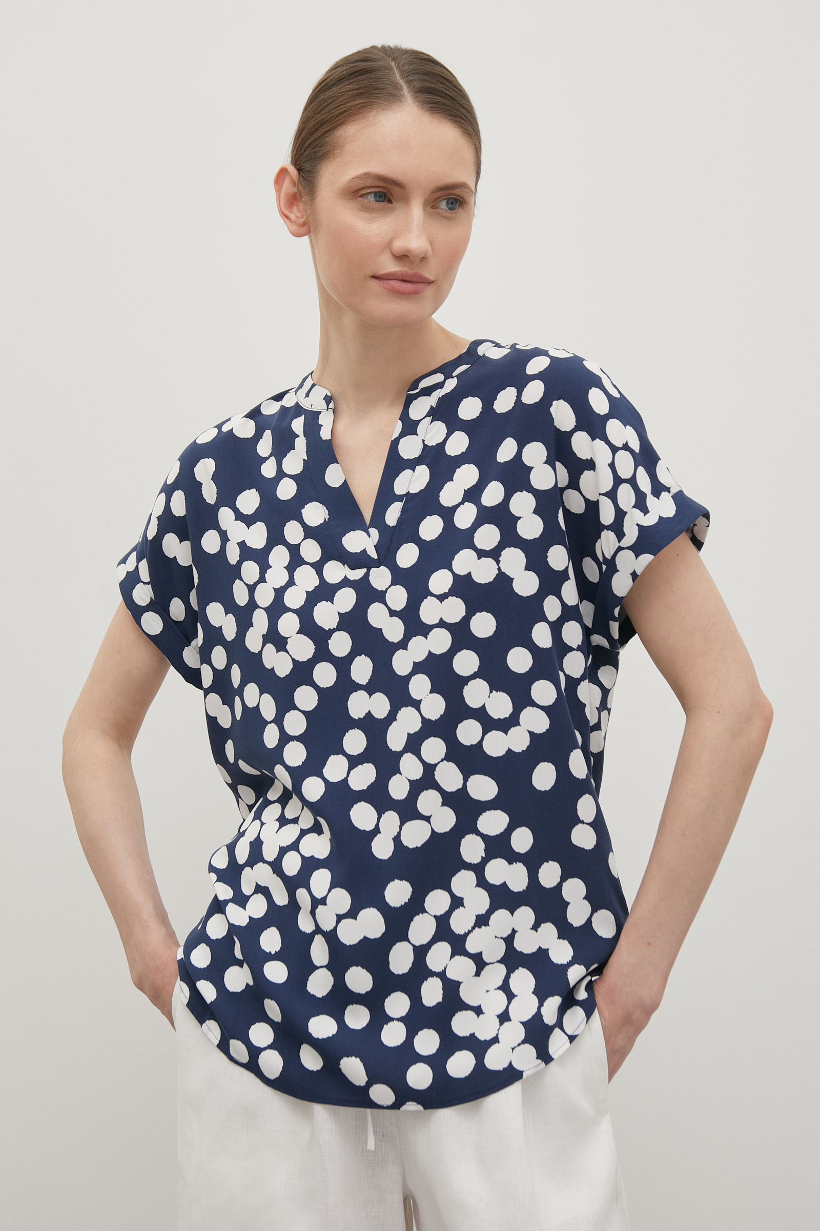 Блузка с v-образным вырезом