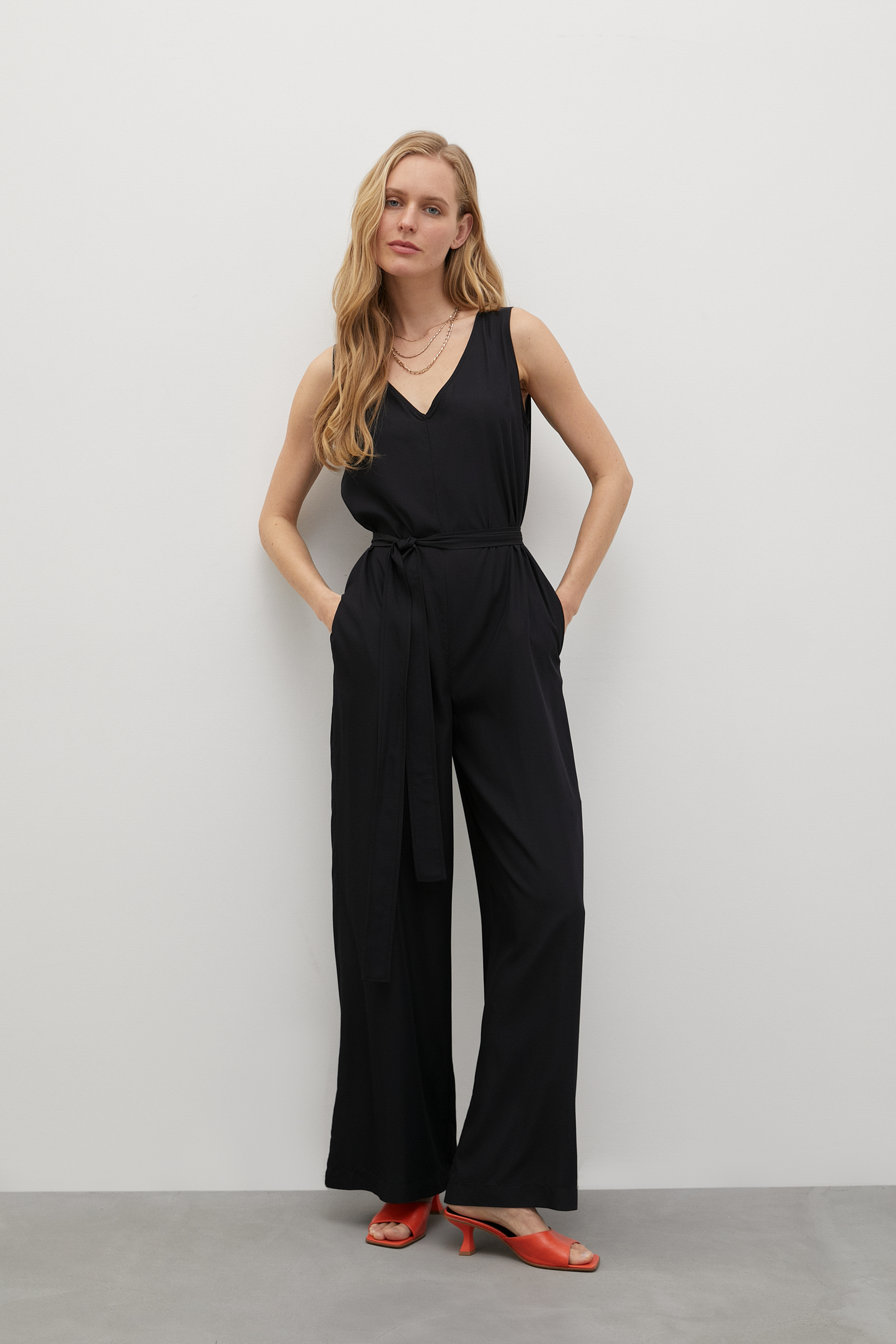 Комбинезон с v-образным вырезом 2490₽