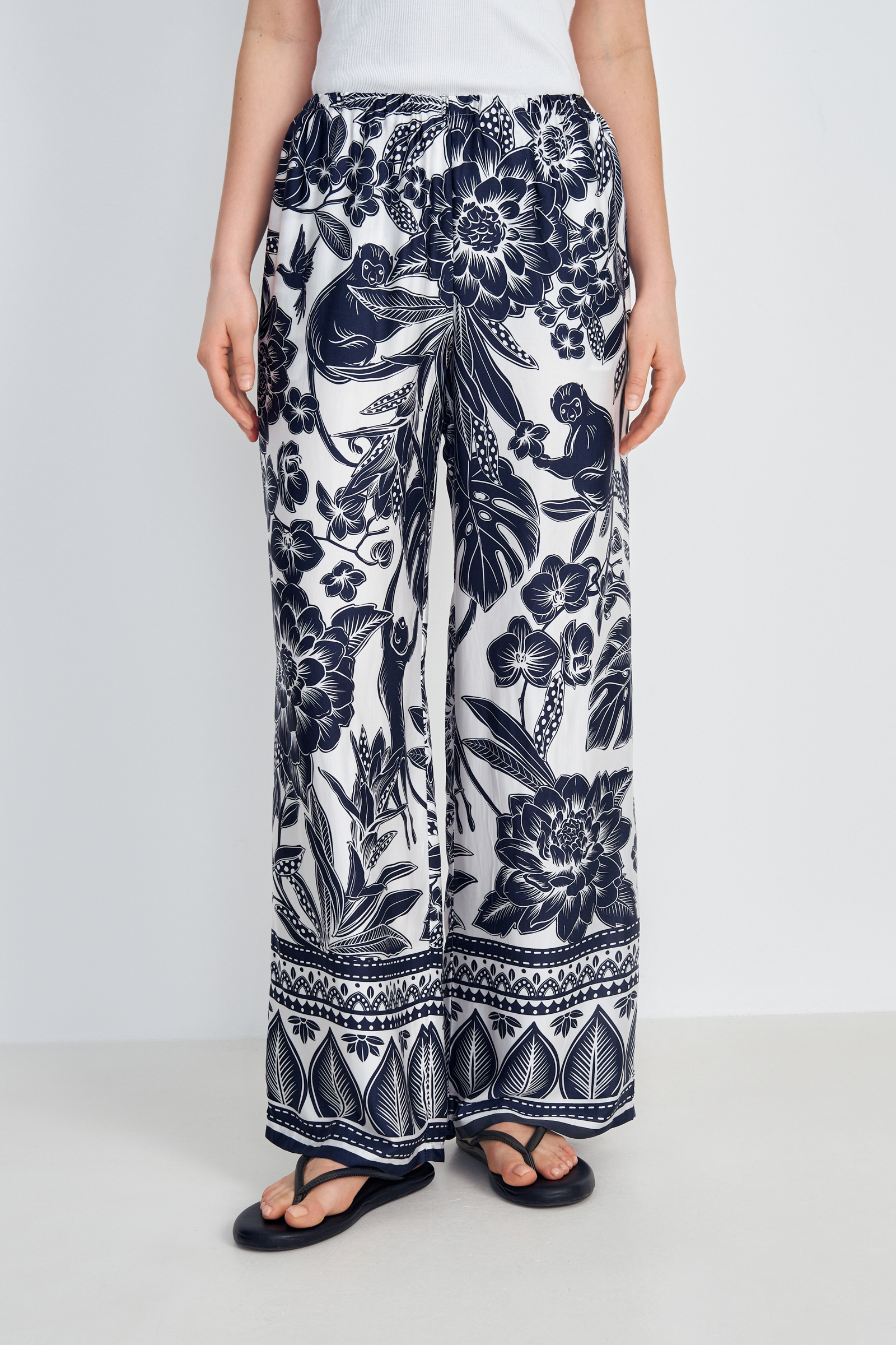 Широкие брюки с принтом 3990₽