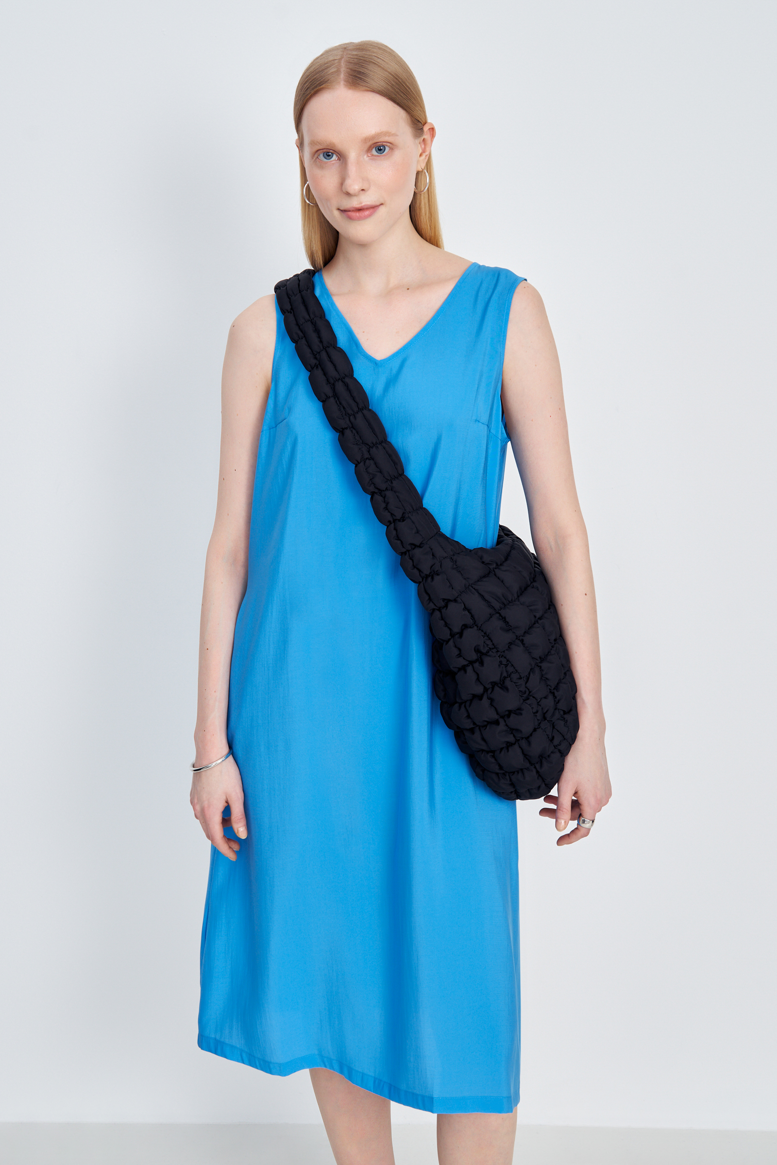 Платье с v-образным вырезом 1990₽