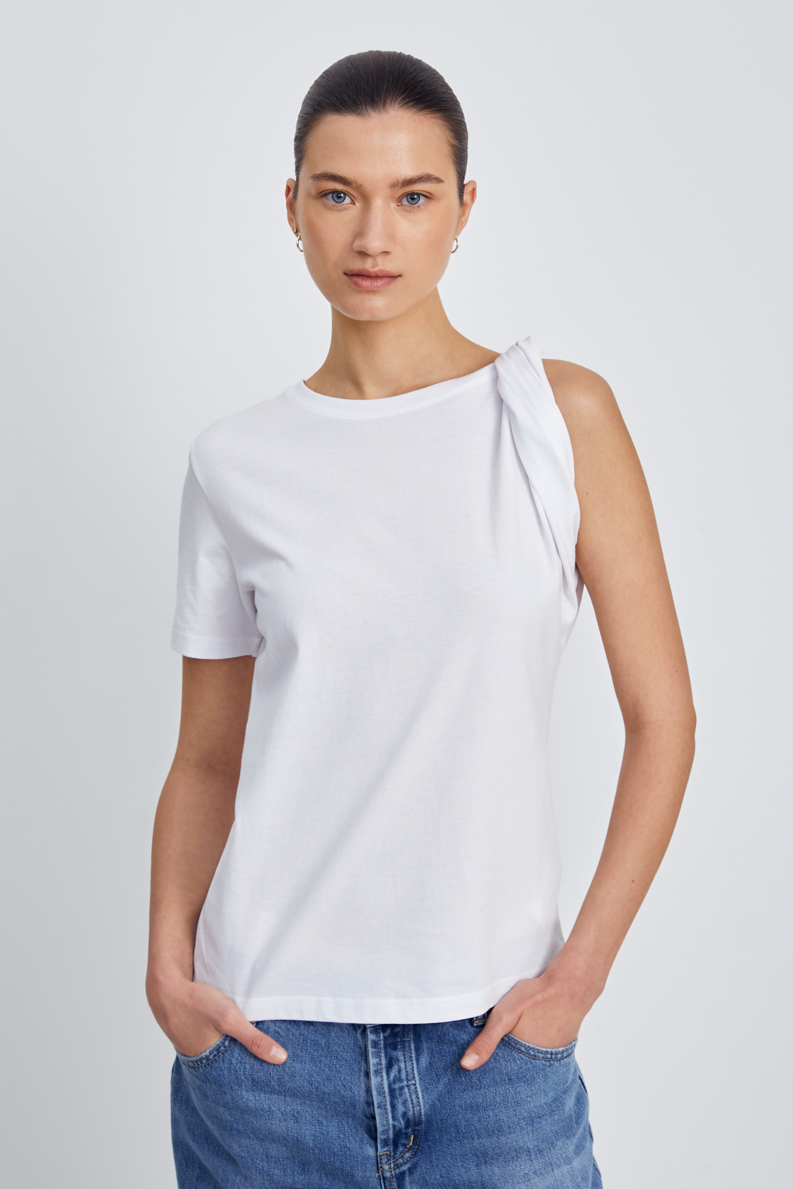 Свободная футболка с фигурным узлом 990₽