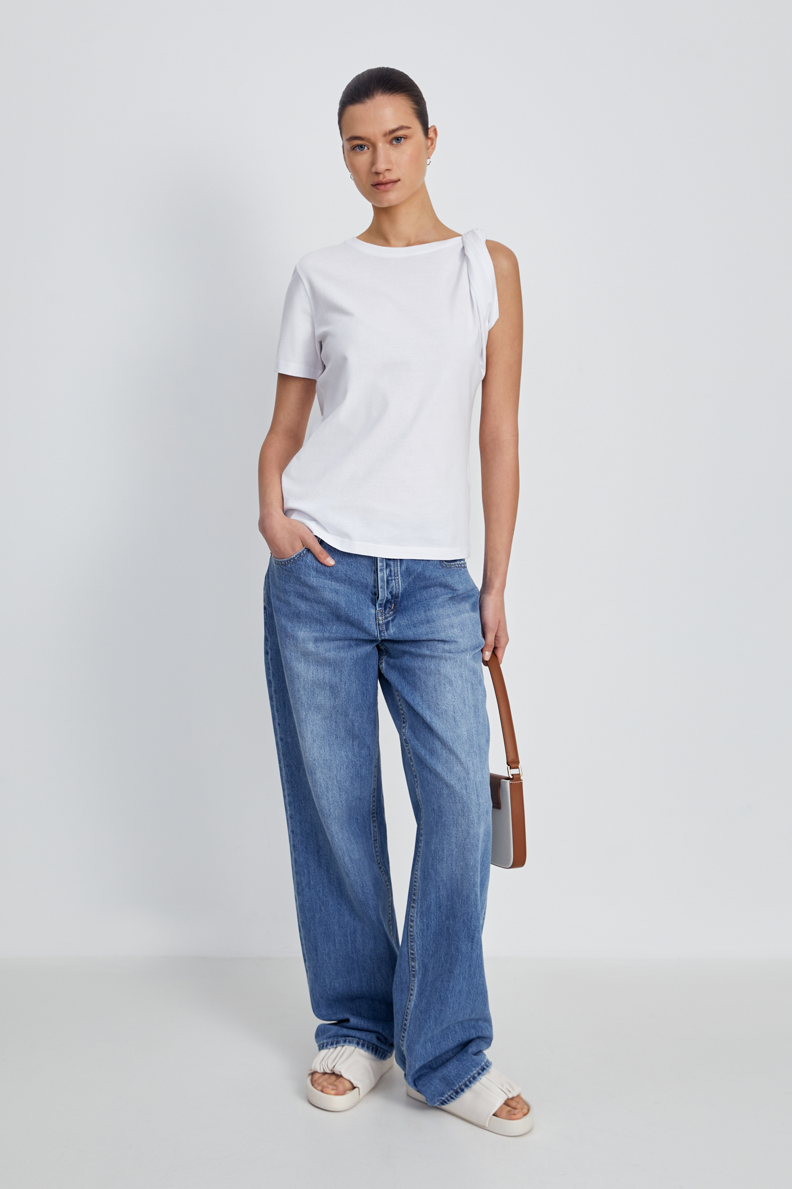 Свободная футболка с фигурным узлом