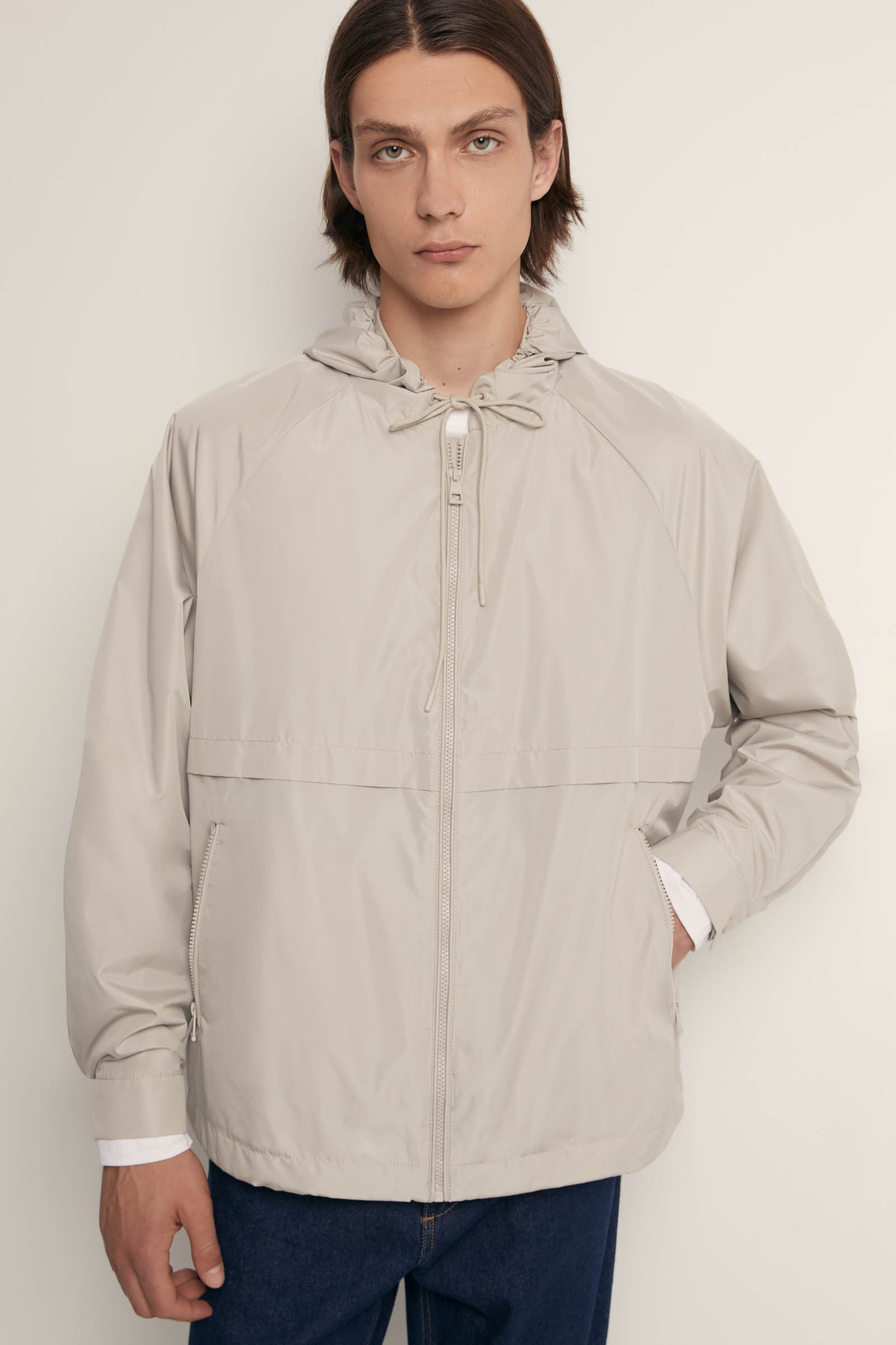 Ветровка с капюшоном