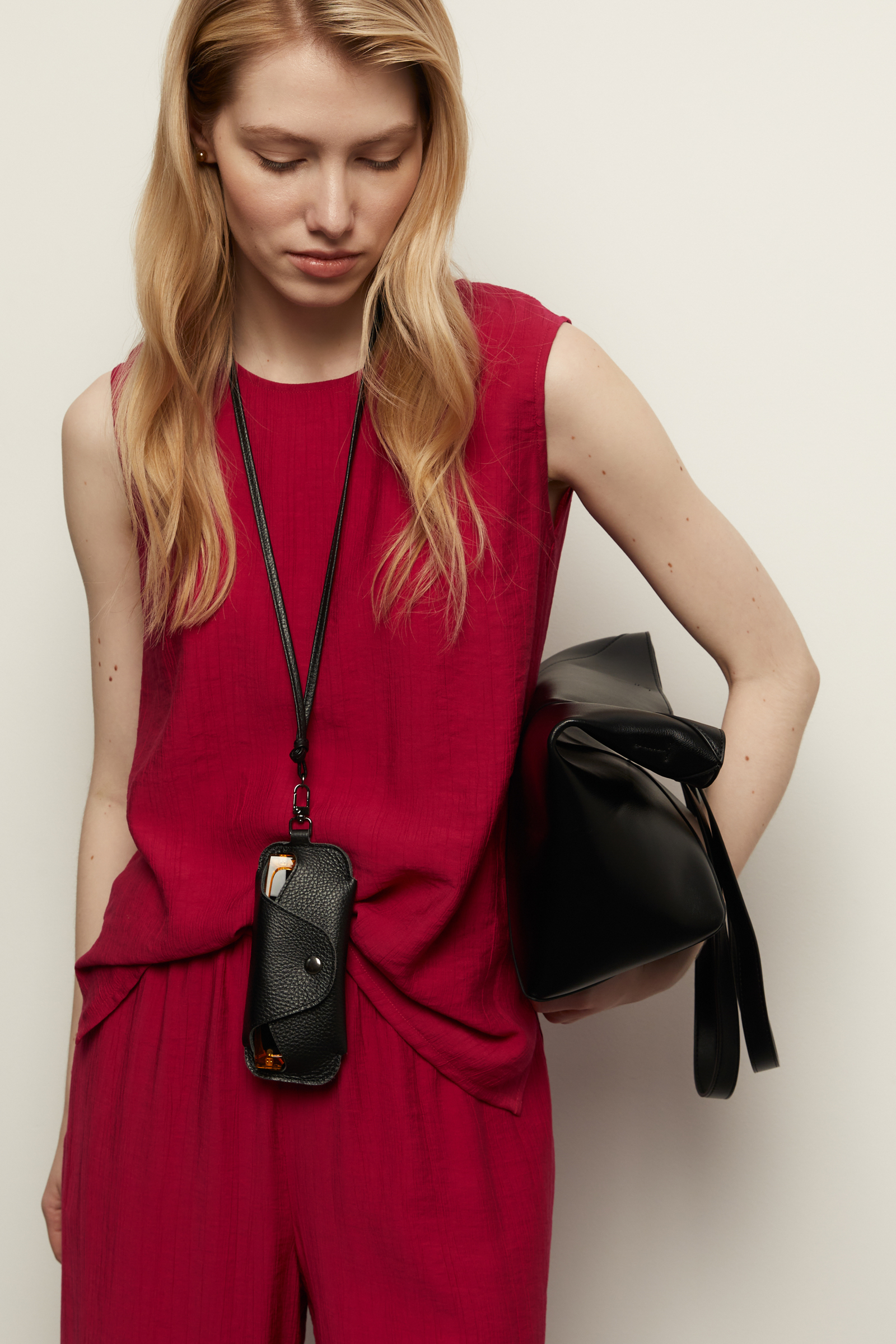 Блузка без рукавов свободного кроя 1990₽