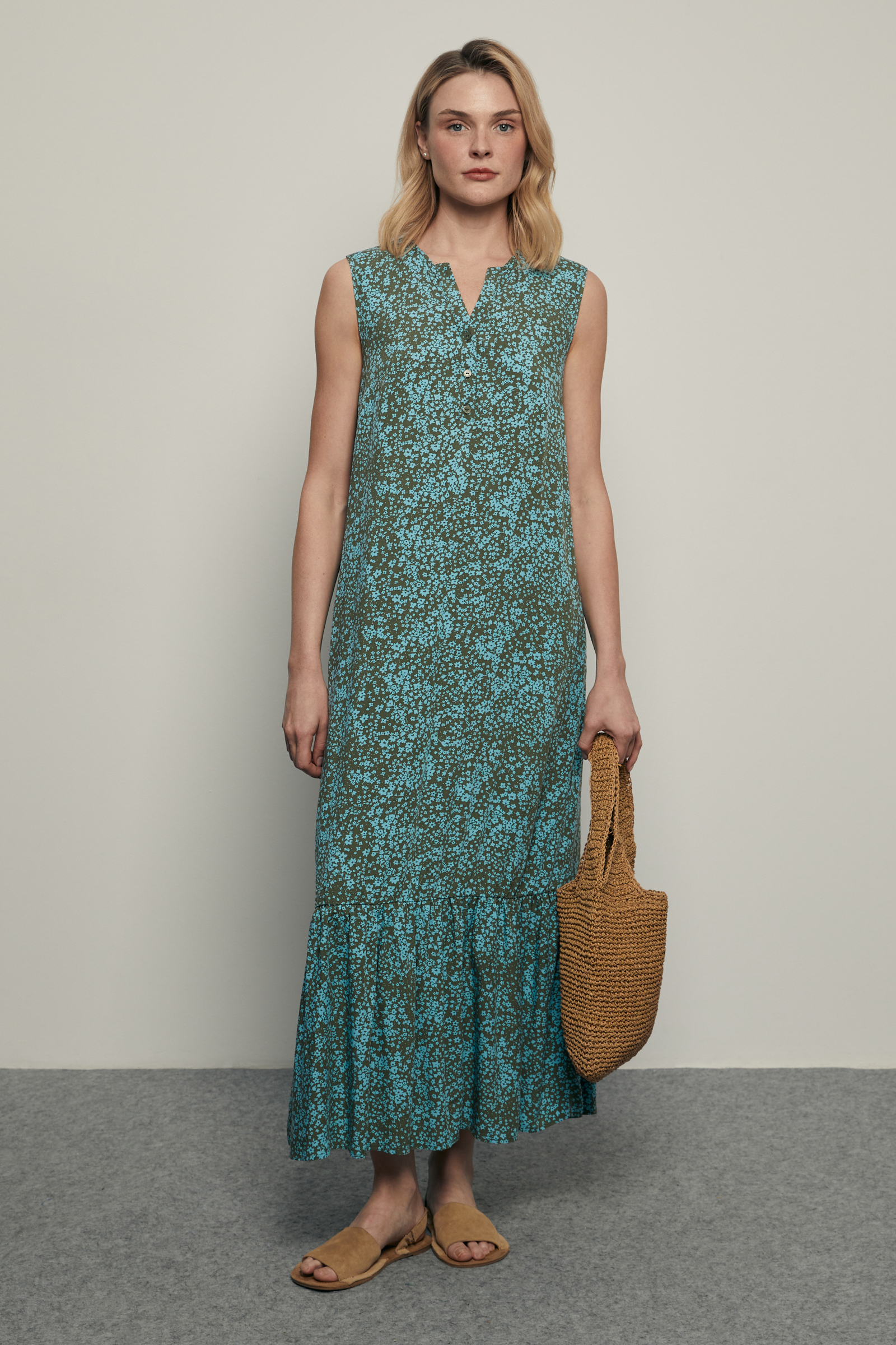 Сарафан с v-образными вырезом 3490₽