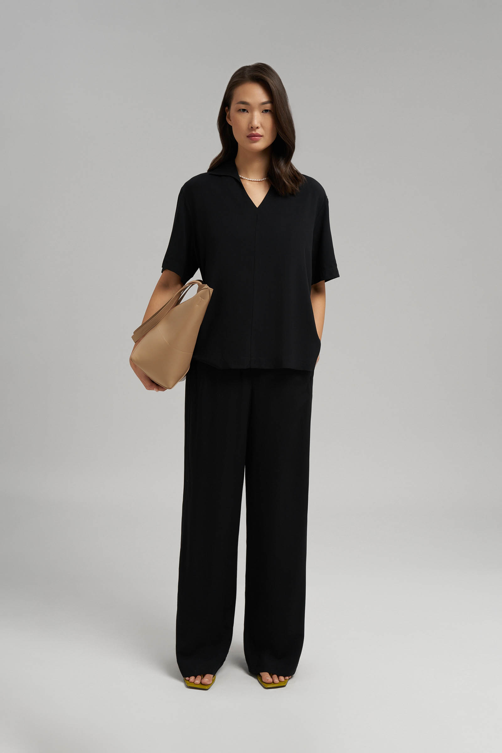 Свободная блузка Finn Flare с V-вырезом, черный, арт. FSG11069