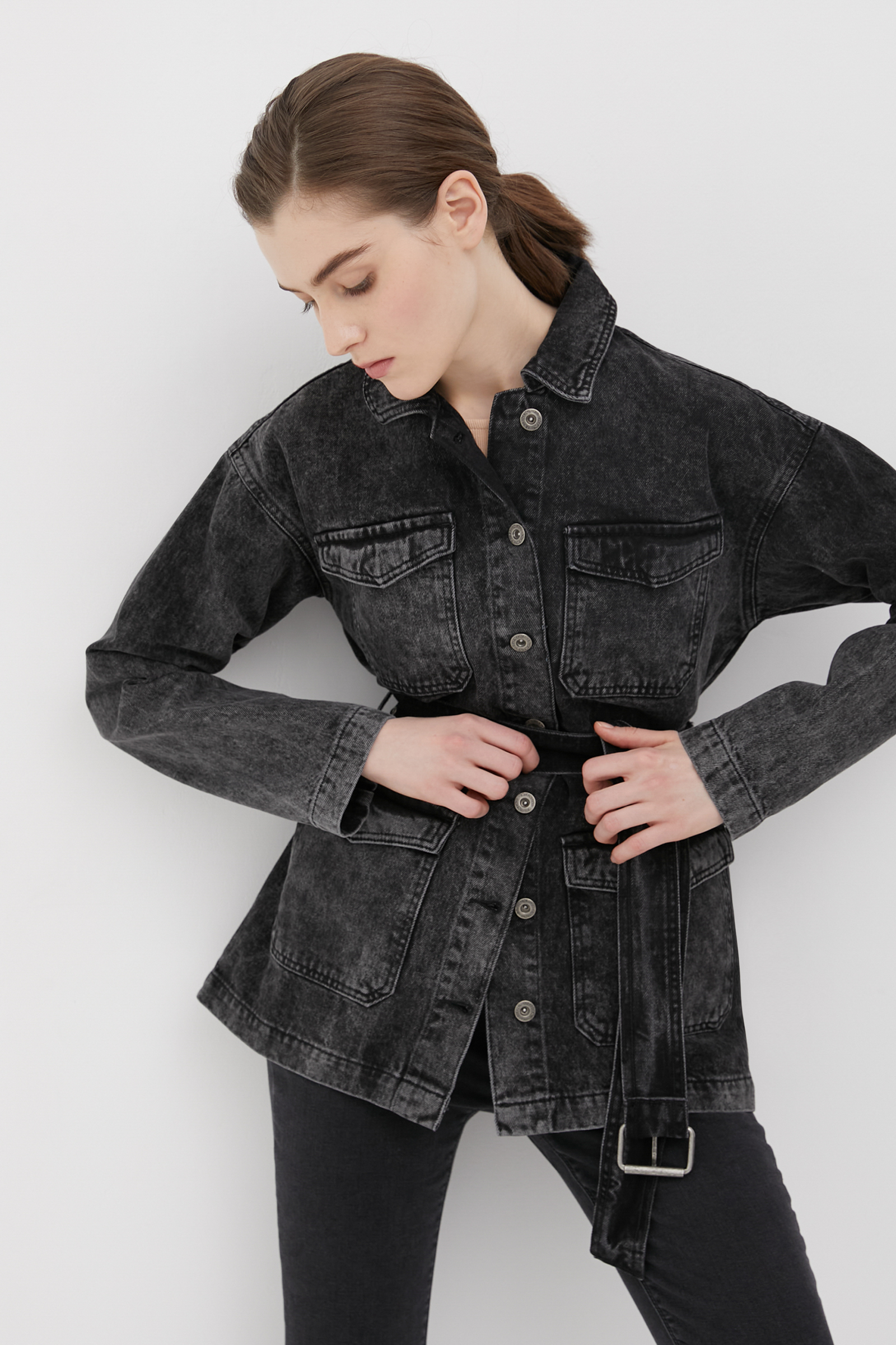 джинсовая женская куртка в стиле милитари с поясом Finn-Flare черного цвета