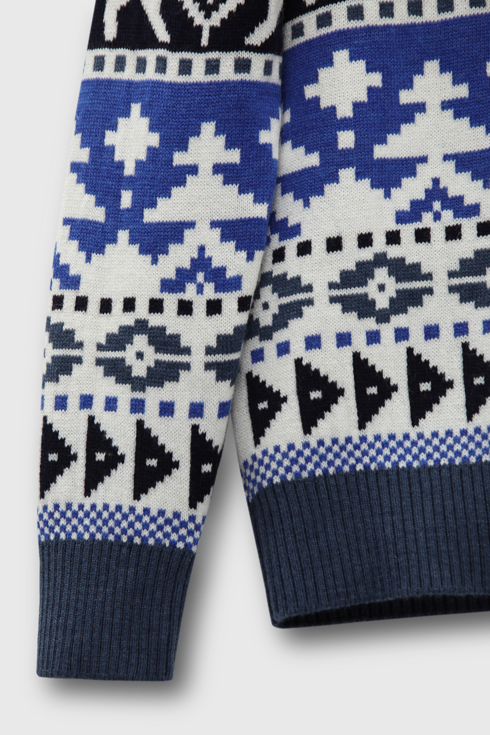 Свитер с узором в скандинавском стиле