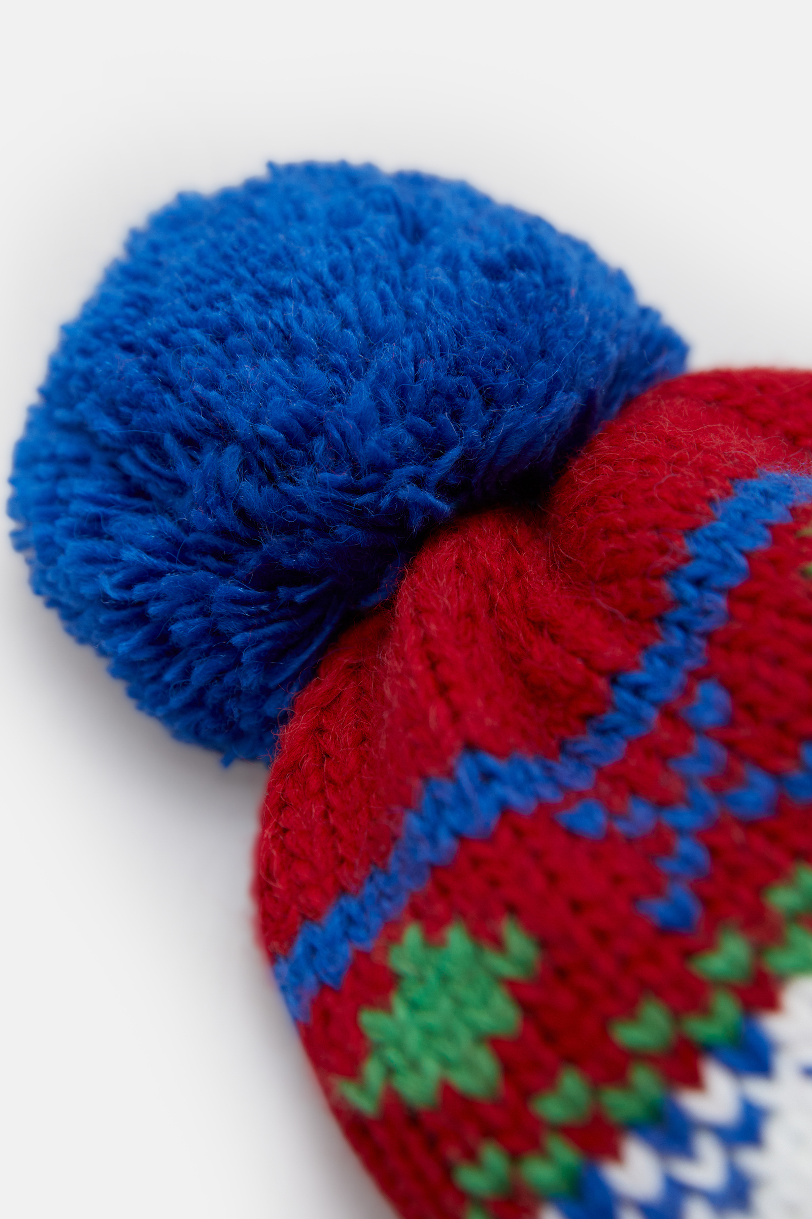 Шерстяная шапка бини с помпоном и жаккардовым узором